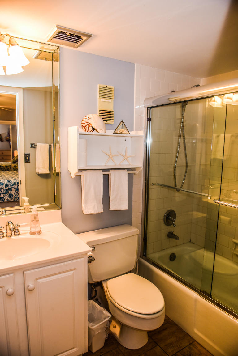 HOLIDAY SURF & RACQUET CLUB - Residential