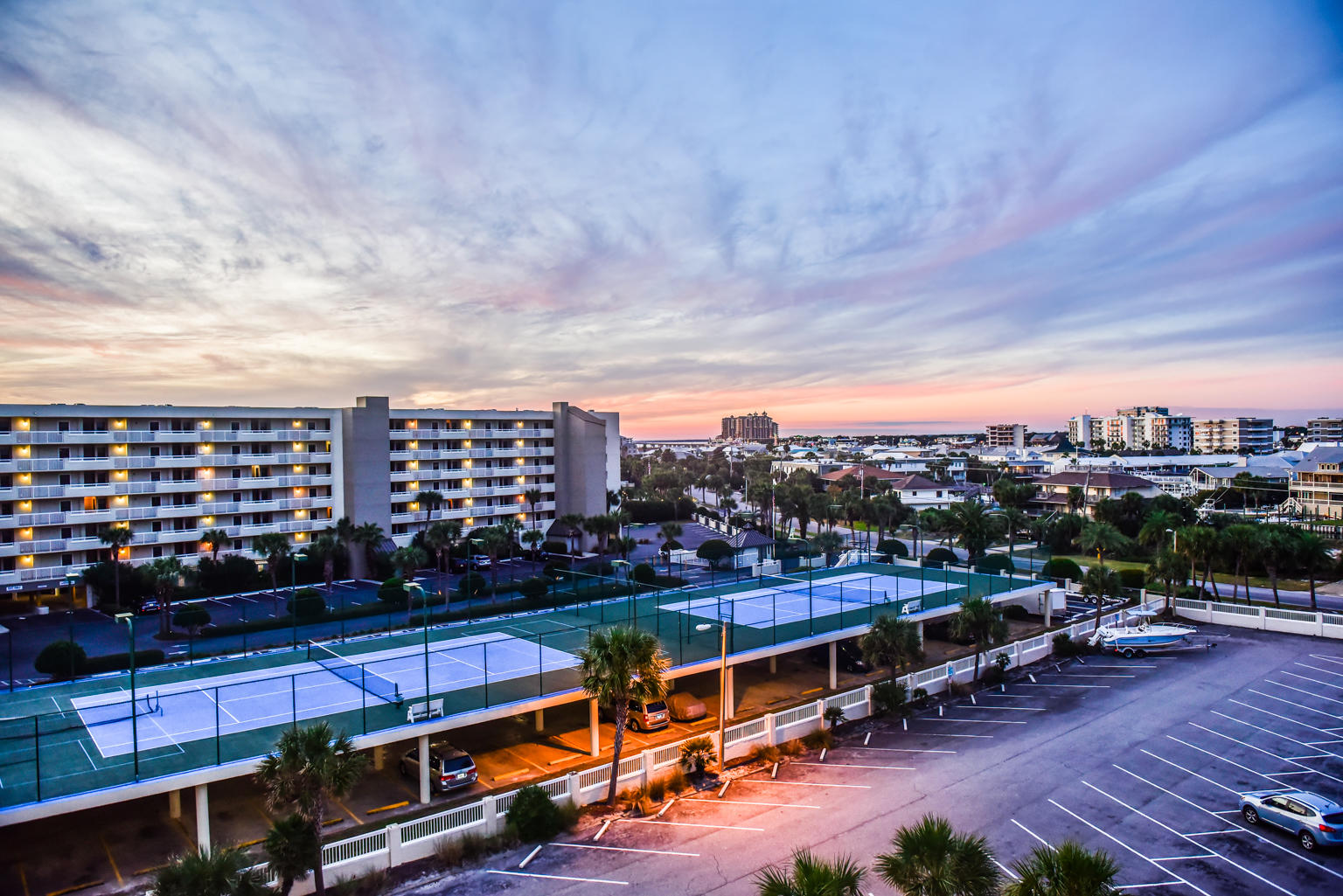 HOLIDAY SURF & RACQUET CLUB - Residential