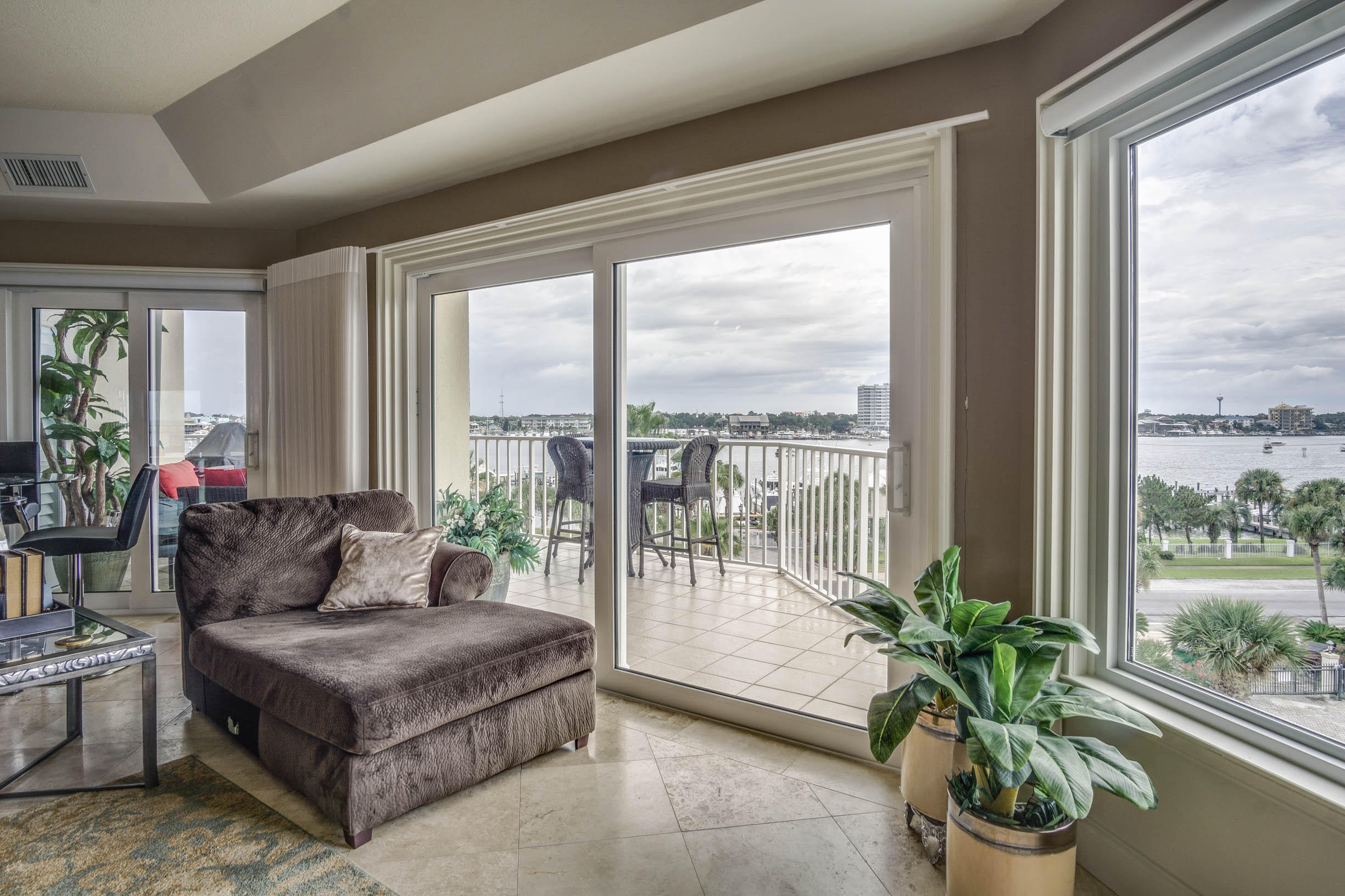 WATERVIEW TOWERS YACHT CLUB - Residential