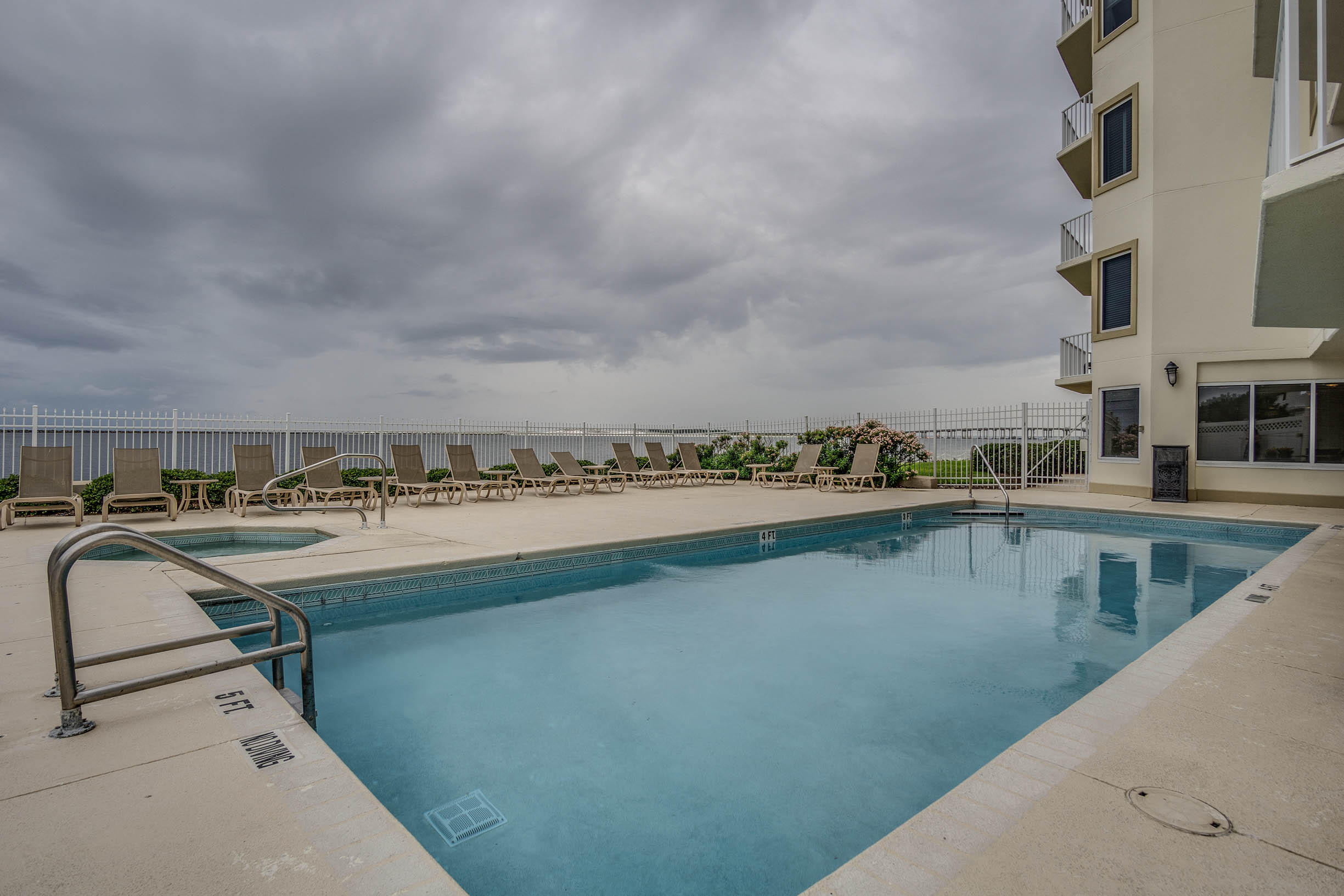 WATERVIEW TOWERS YACHT CLUB - Residential