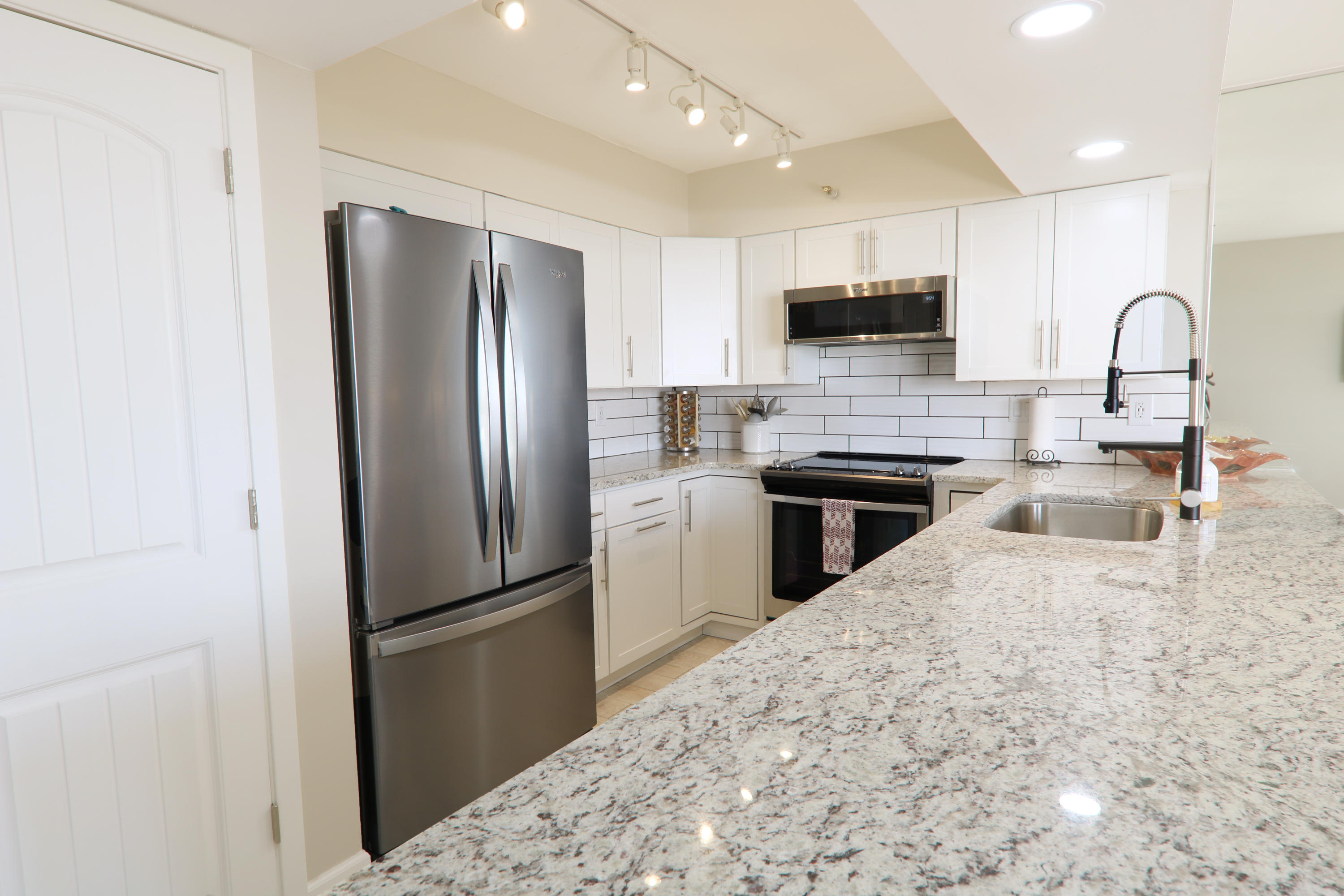 MAINSAIL CONDO PH 3 - Residential