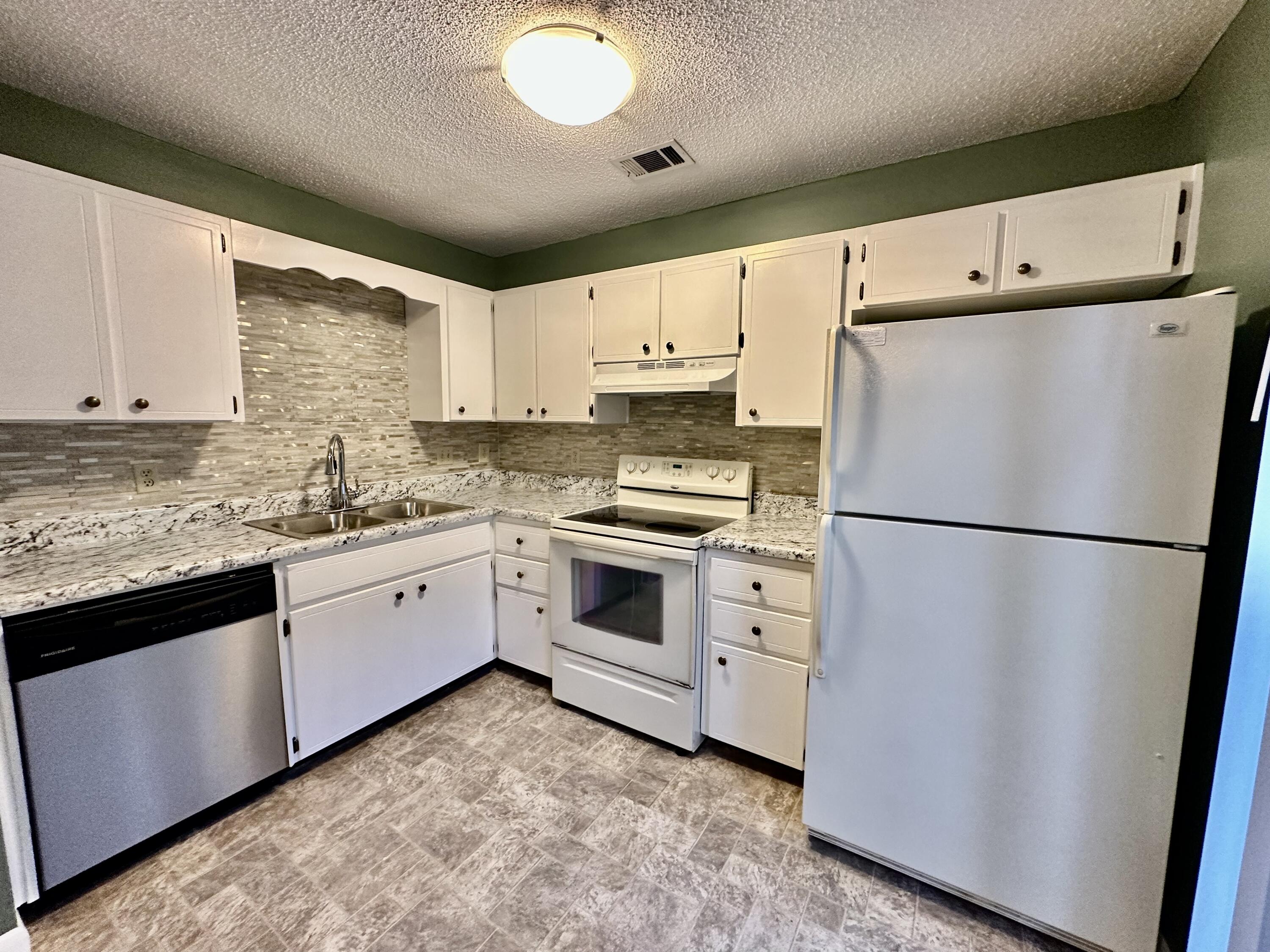 YORKTOWN AT WILLOW BEND - Residential Lease