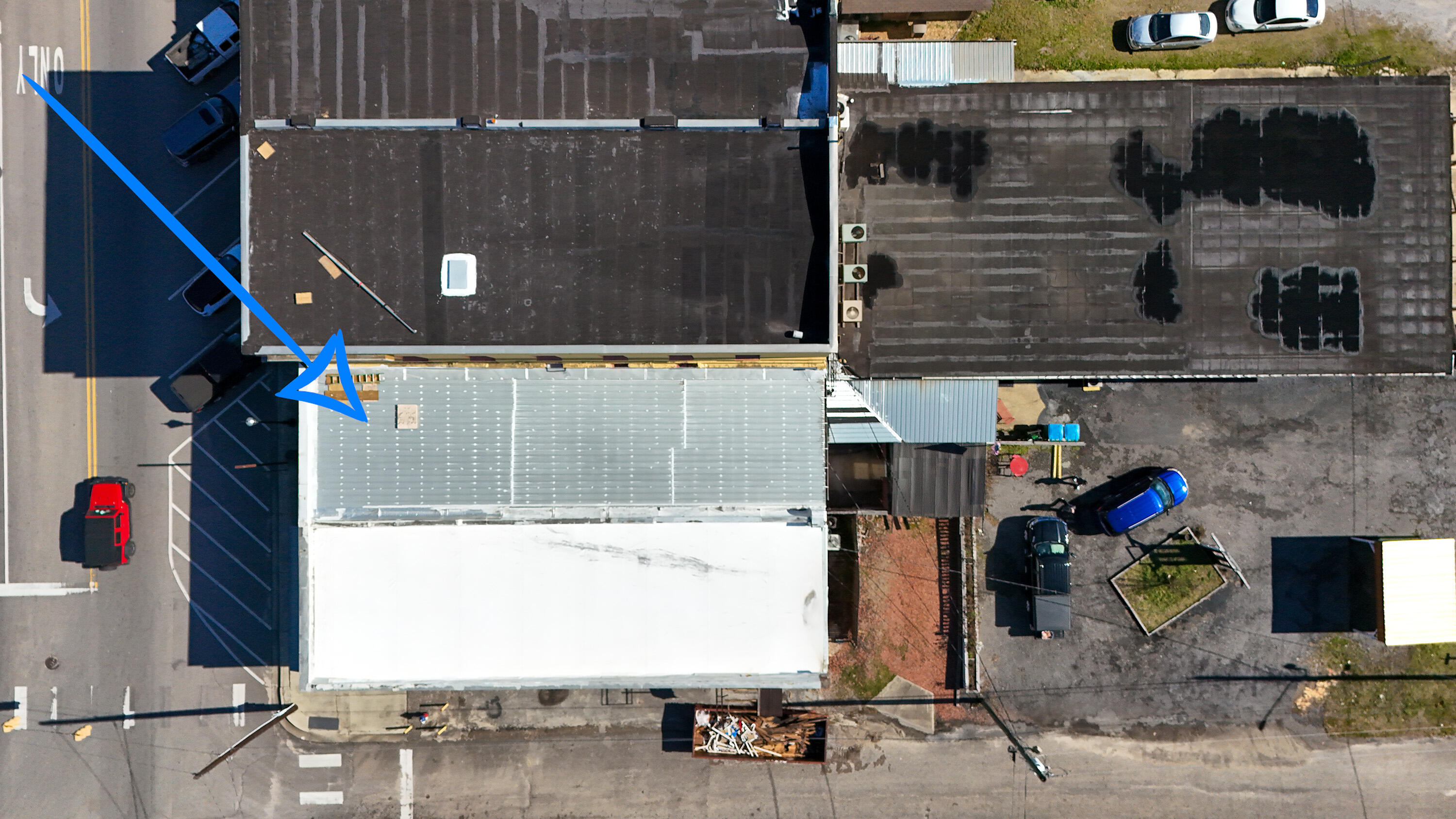 Main image without alt text