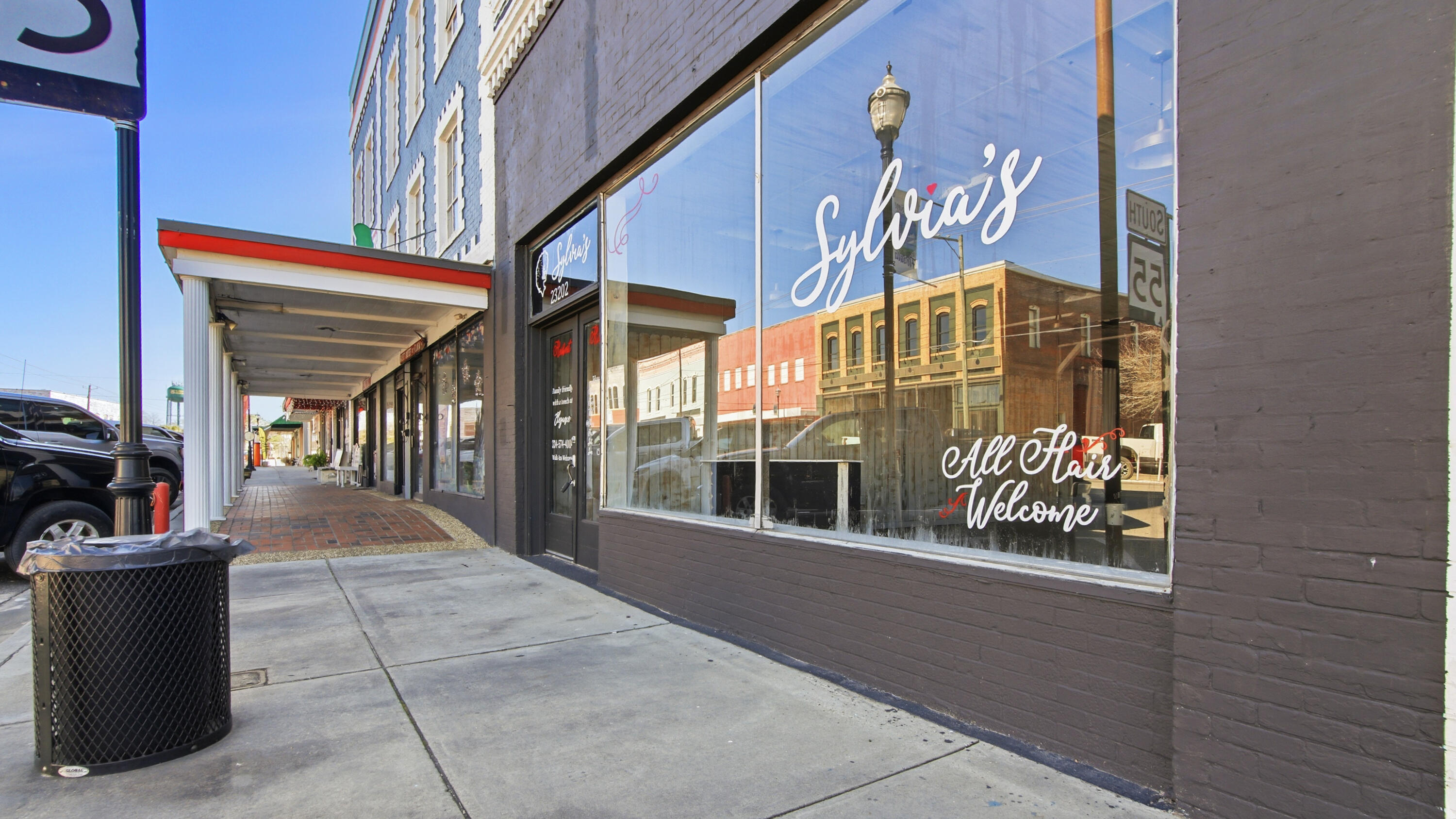 Main image without alt text