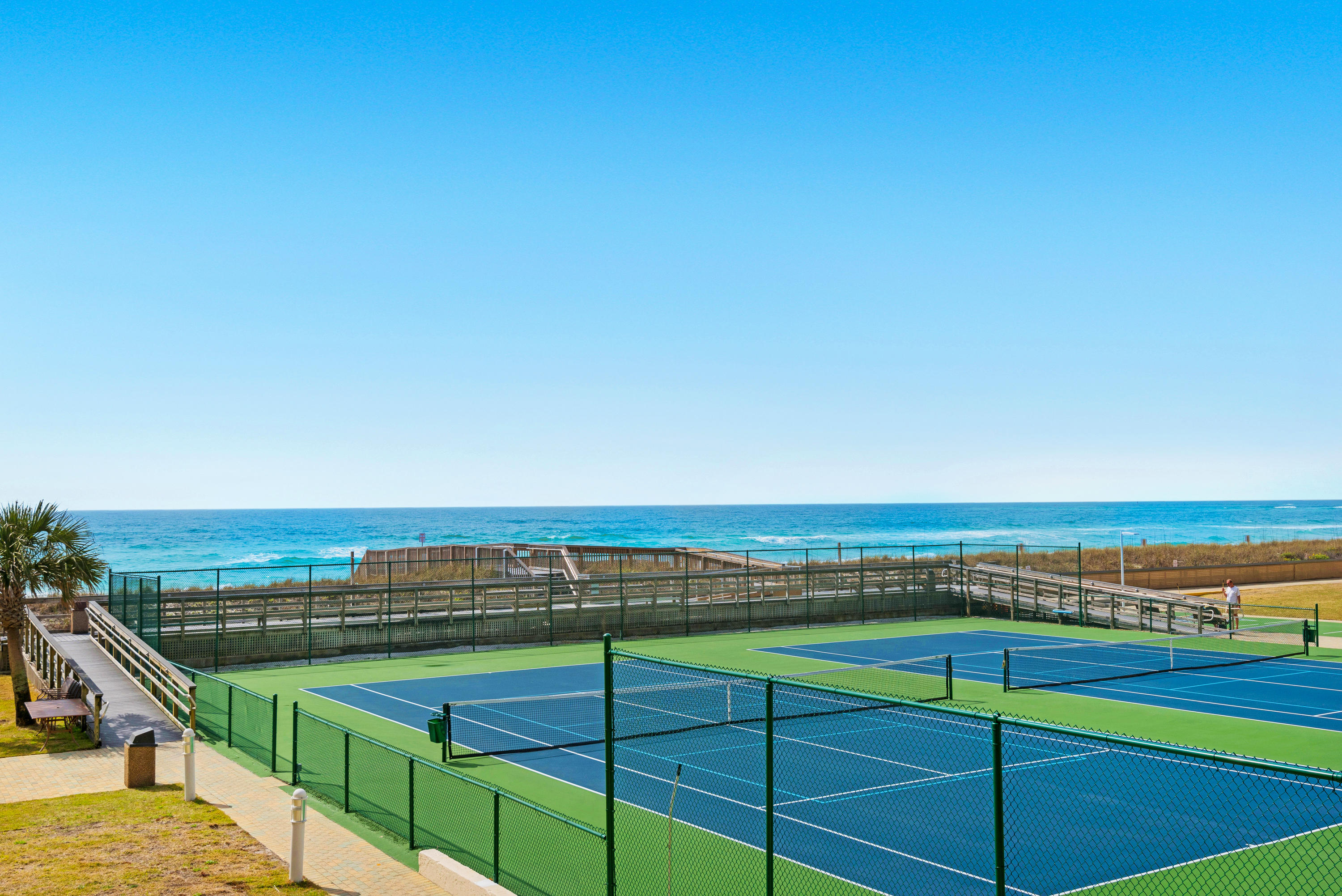 HOLIDAY SURF & RACQUET CLUB - Residential