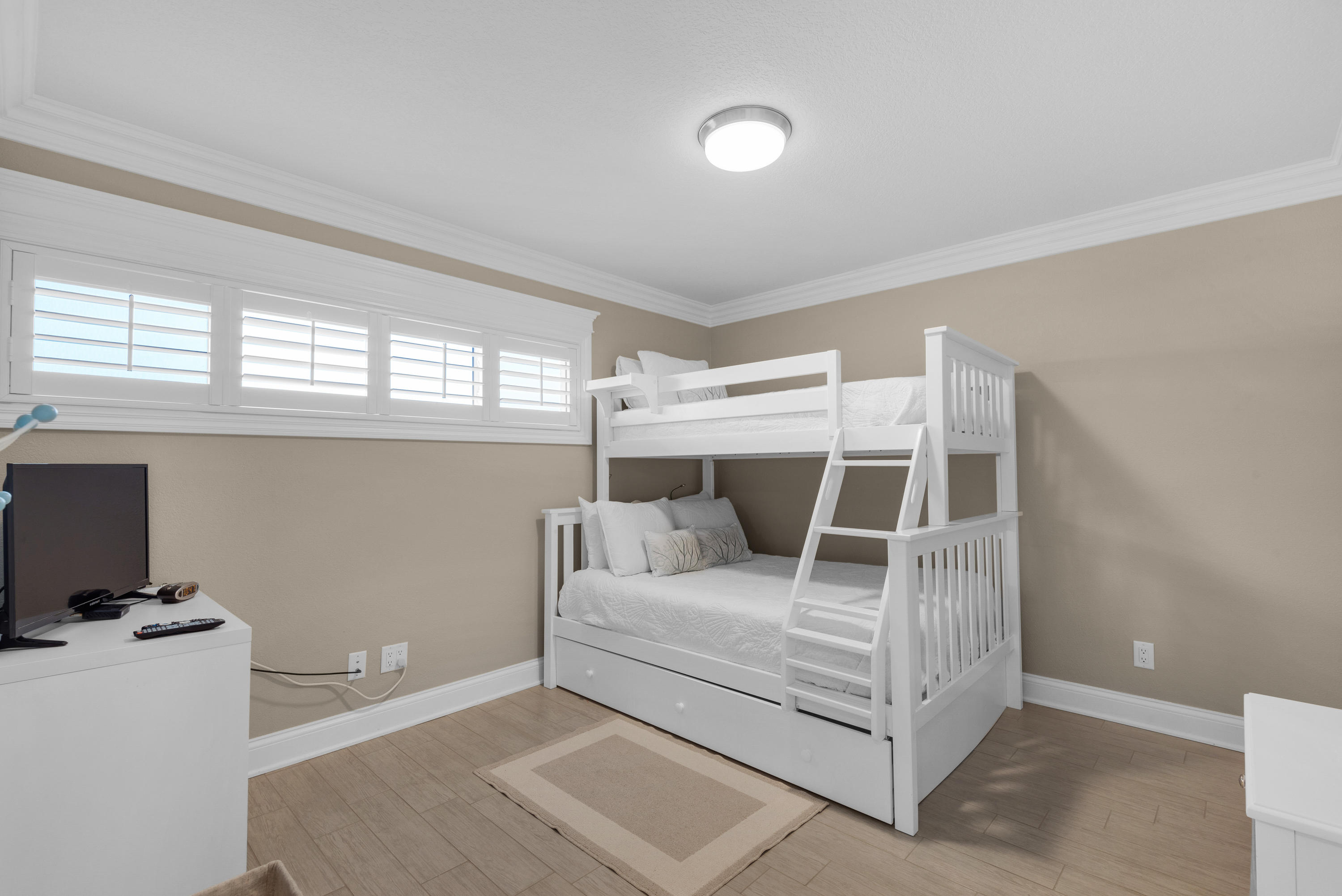 HOLIDAY SURF & RACQUET CLUB - Residential