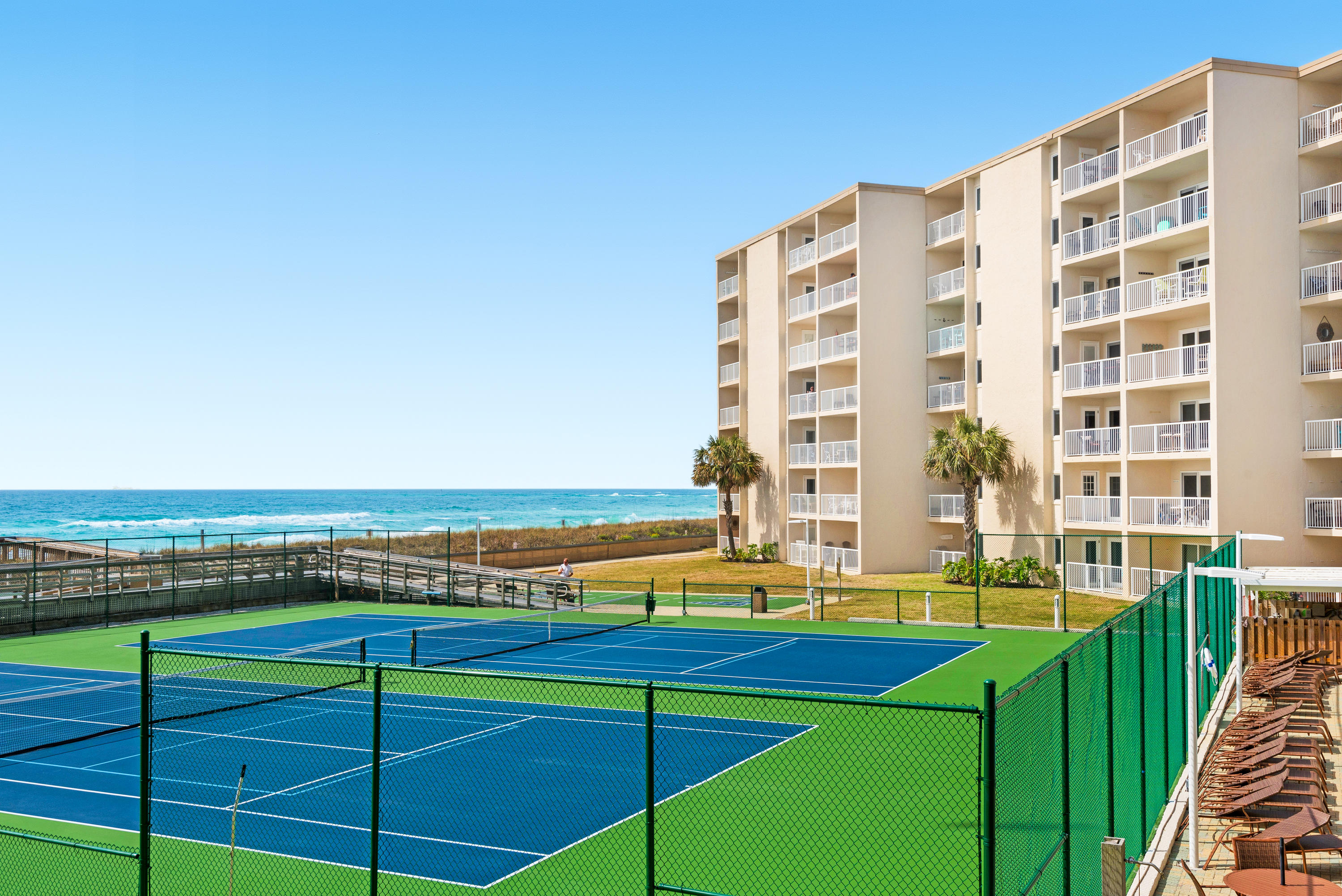 HOLIDAY SURF & RACQUET CLUB - Residential