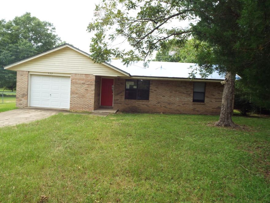 The property is a Residential property with 3 bedroom(s) and 1.0 bathroom(s), built in 1990 and is 925 square feet.