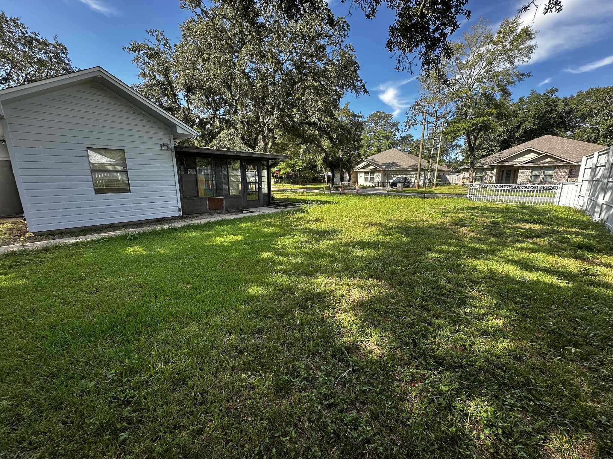 PARTIN BROOKS S/D LOT 9 AND S 36.5 FT OF LOT 10 - Residential Lease