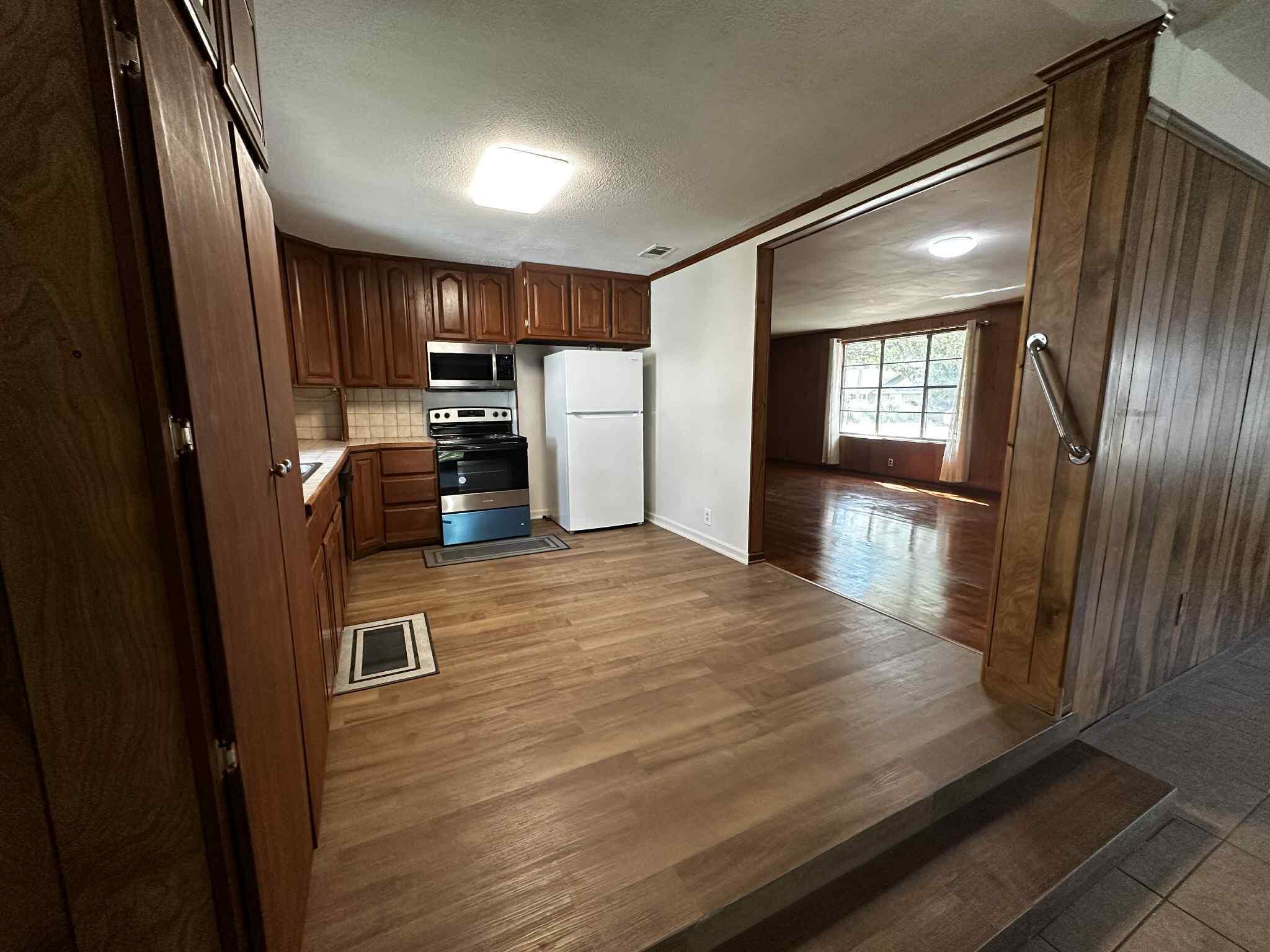 PARTIN BROOKS S/D LOT 9 AND S 36.5 FT OF LOT 10 - Residential Lease