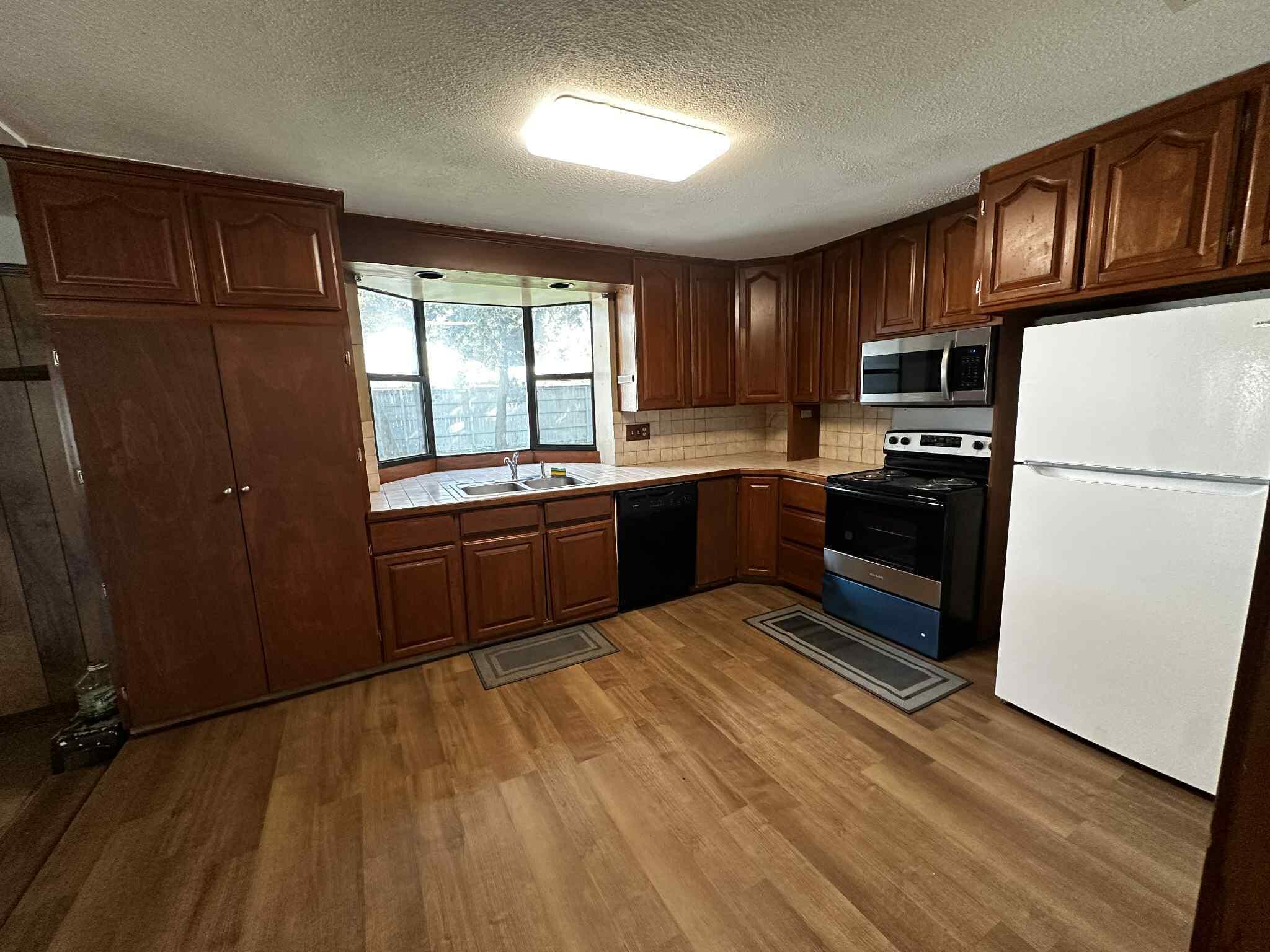 PARTIN BROOKS S/D LOT 9 AND S 36.5 FT OF LOT 10 - Residential Lease