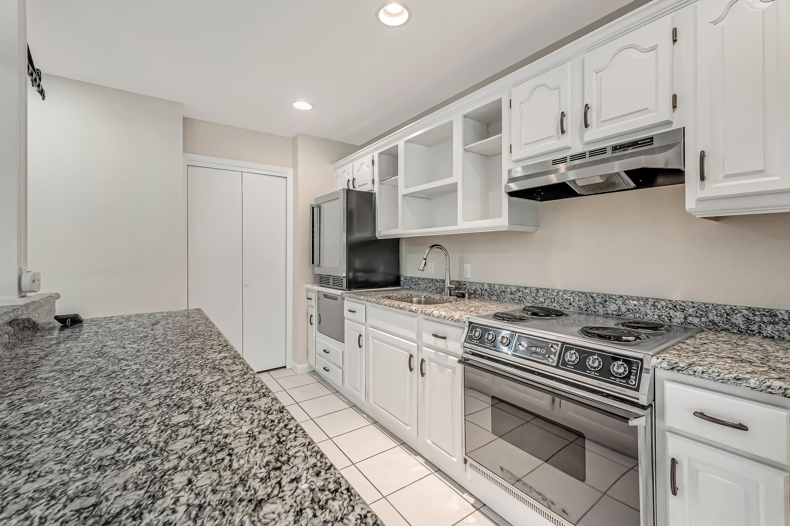 Rocky Bayou Cc Est 3 - Residential Lease