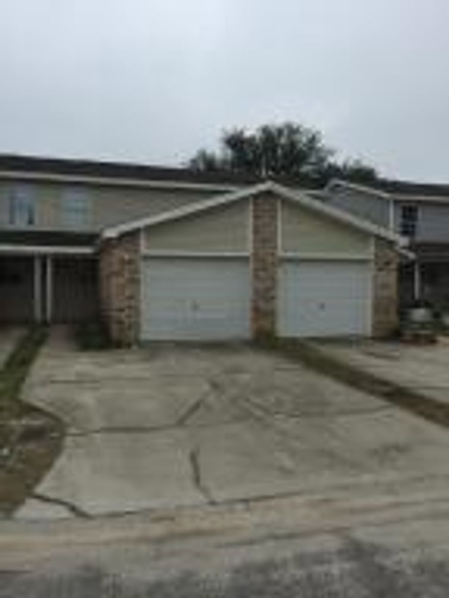 This is a great unit in the heart of Ft. Walton Beach. It is close to both Air Force Bases and ready for you to move into.