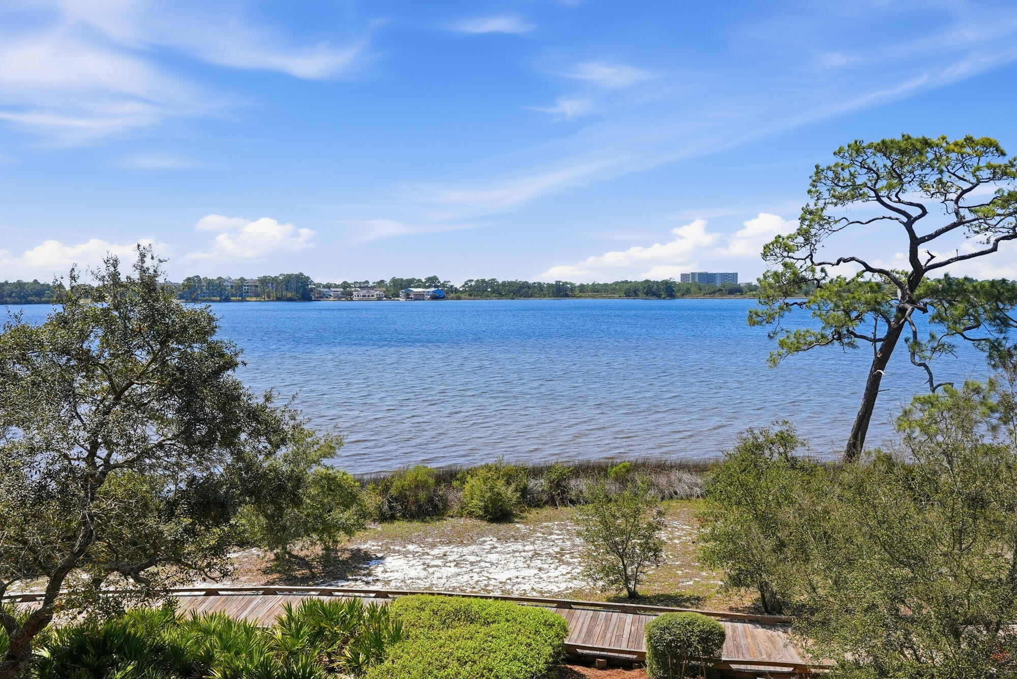 WILD HERON LAKESIDE LODGE - Residential