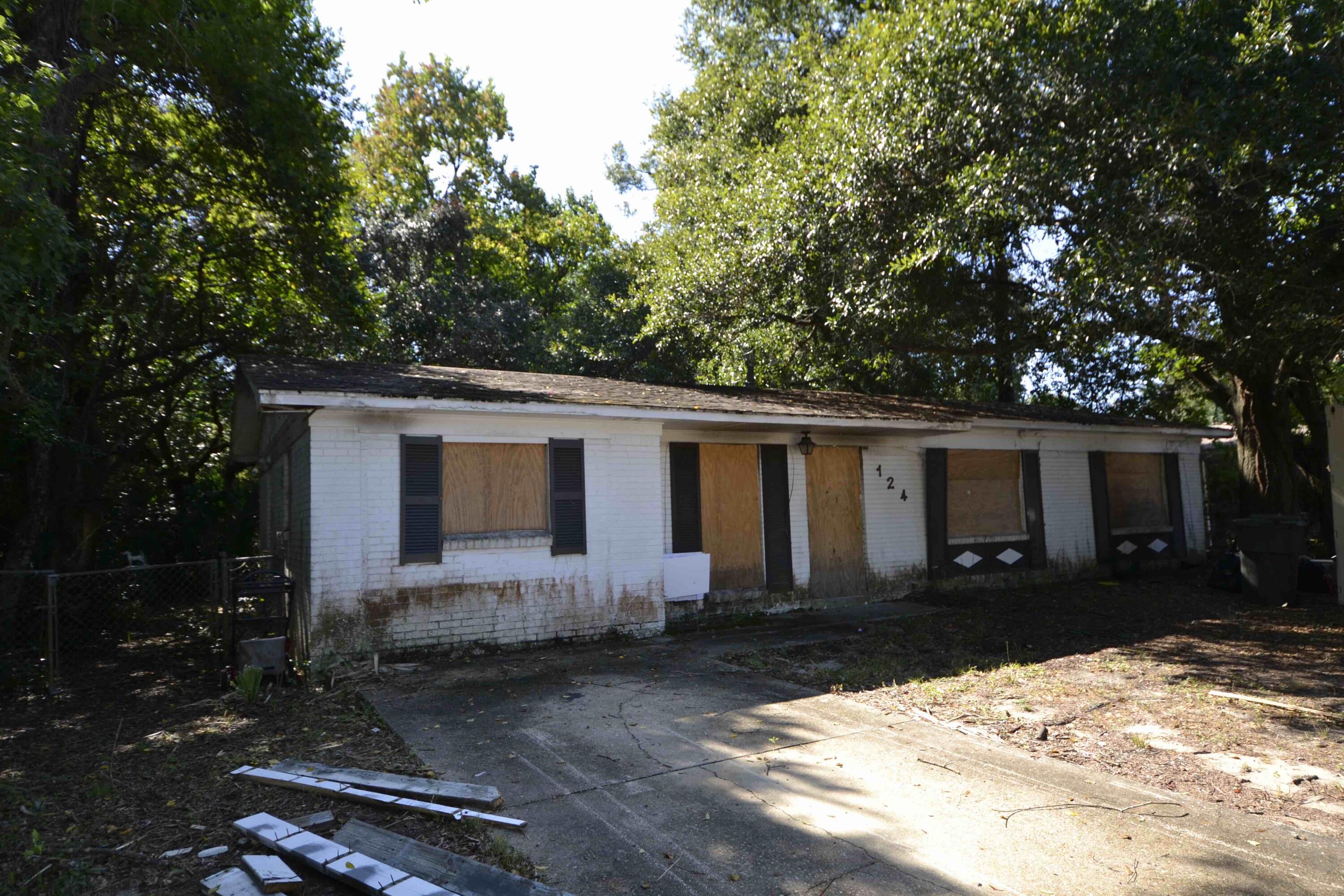 Come make this home your own.  Great location in the heart of Ft Walton.  This home can be made into a great home for a family or has potential for a great investment property.  Clean slate for whatever you want to do.