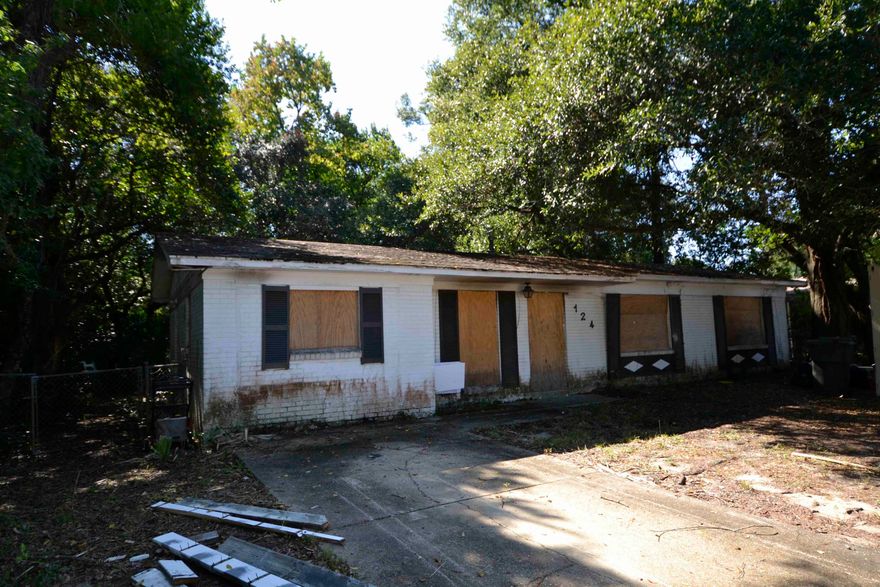 Come make this home your own.  Great location in the heart of Ft Walton.  This home can be made into a great home for a family or has potential for a great investment property.  Clean slate for whatever you want to do.