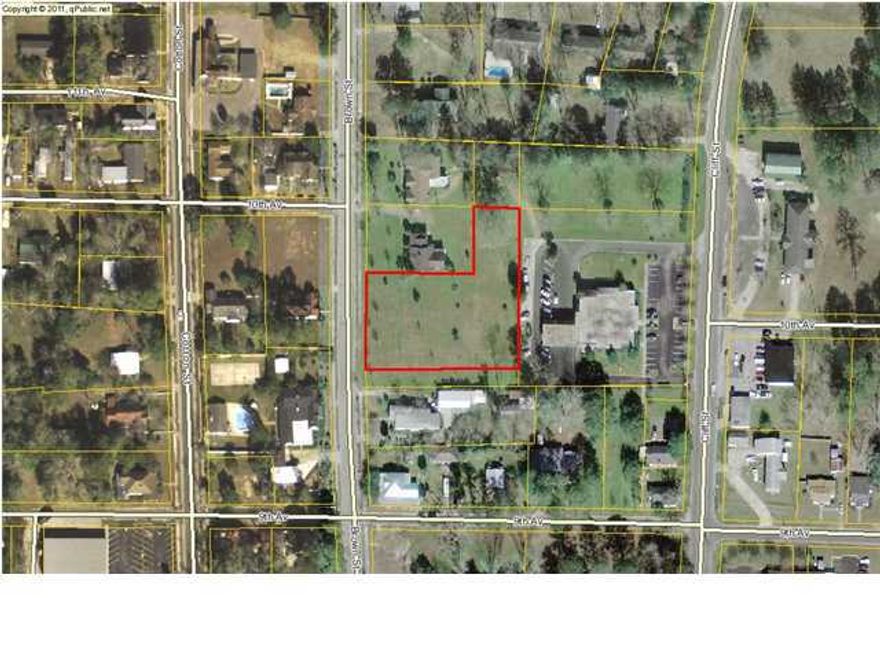 Great over-sized residential lot in Old Graceville! Incredible price on this vacant lot conveniently located in Graceville. Buyer should verify schools and any other information deemed important. Utilities are available to all surrounding lots so there should be no issues. Call for more information on this fantastically priced lot!