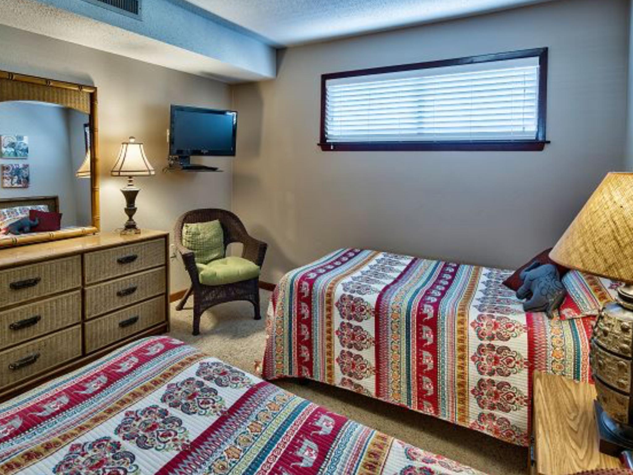 ISLANDER CONDO - Residential