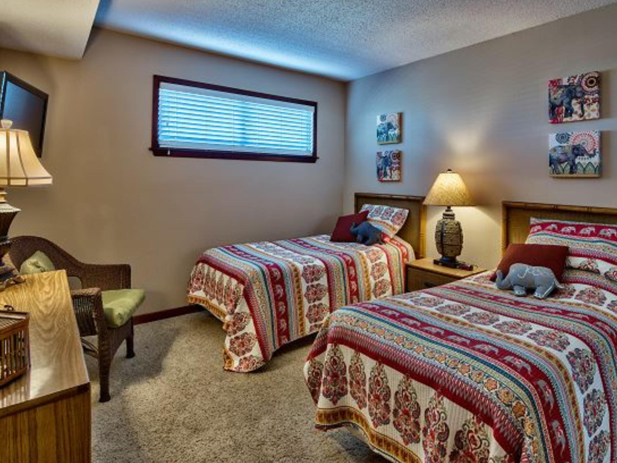 ISLANDER CONDO - Residential