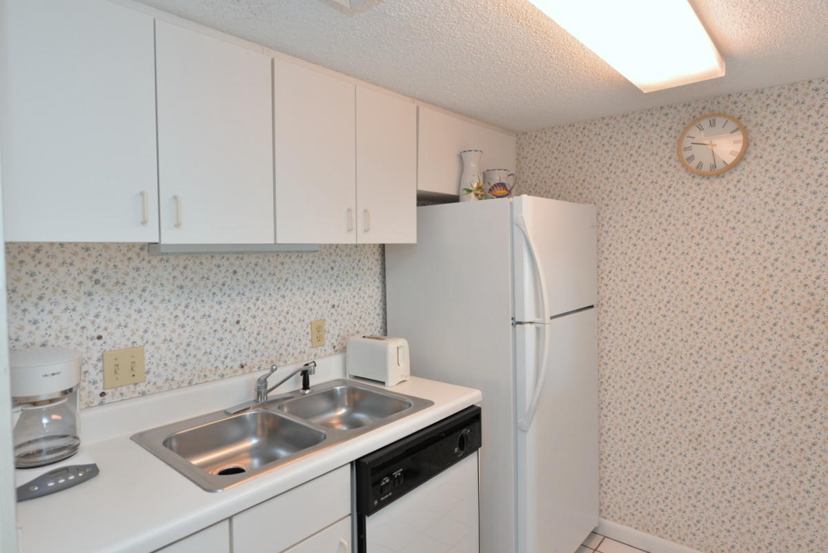 HOLIDAY SURF & RACQUET - Residential