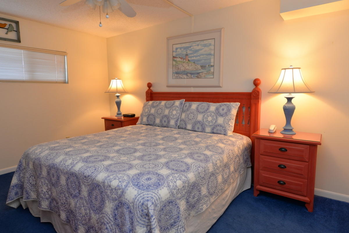 HOLIDAY SURF & RACQUET - Residential