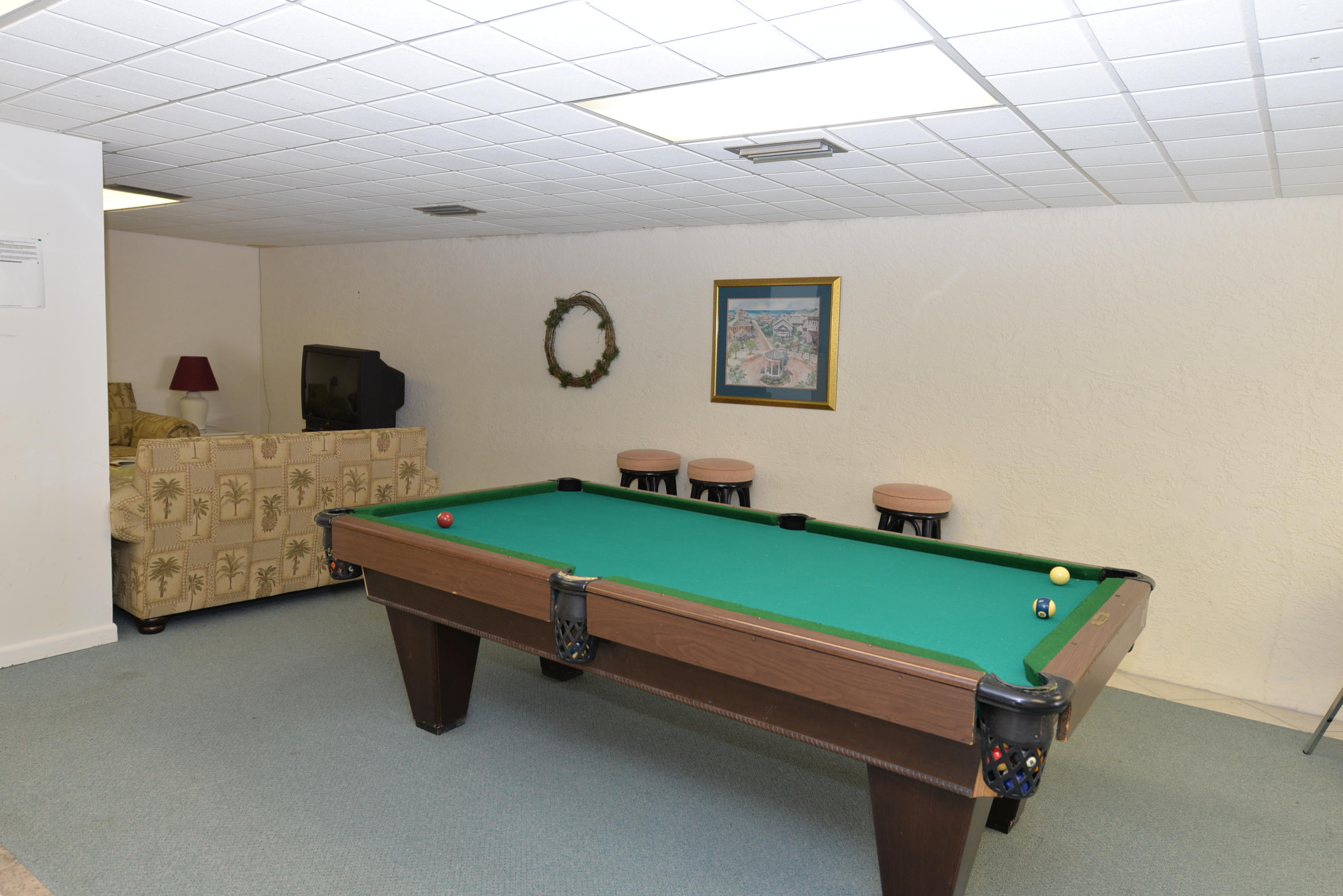 HOLIDAY SURF & RACQUET - Residential