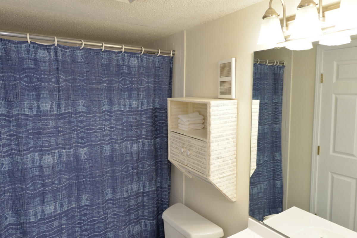 HOLIDAY SURF & RACQUET - Residential