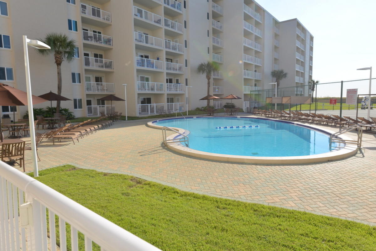 HOLIDAY SURF & RACQUET - Residential