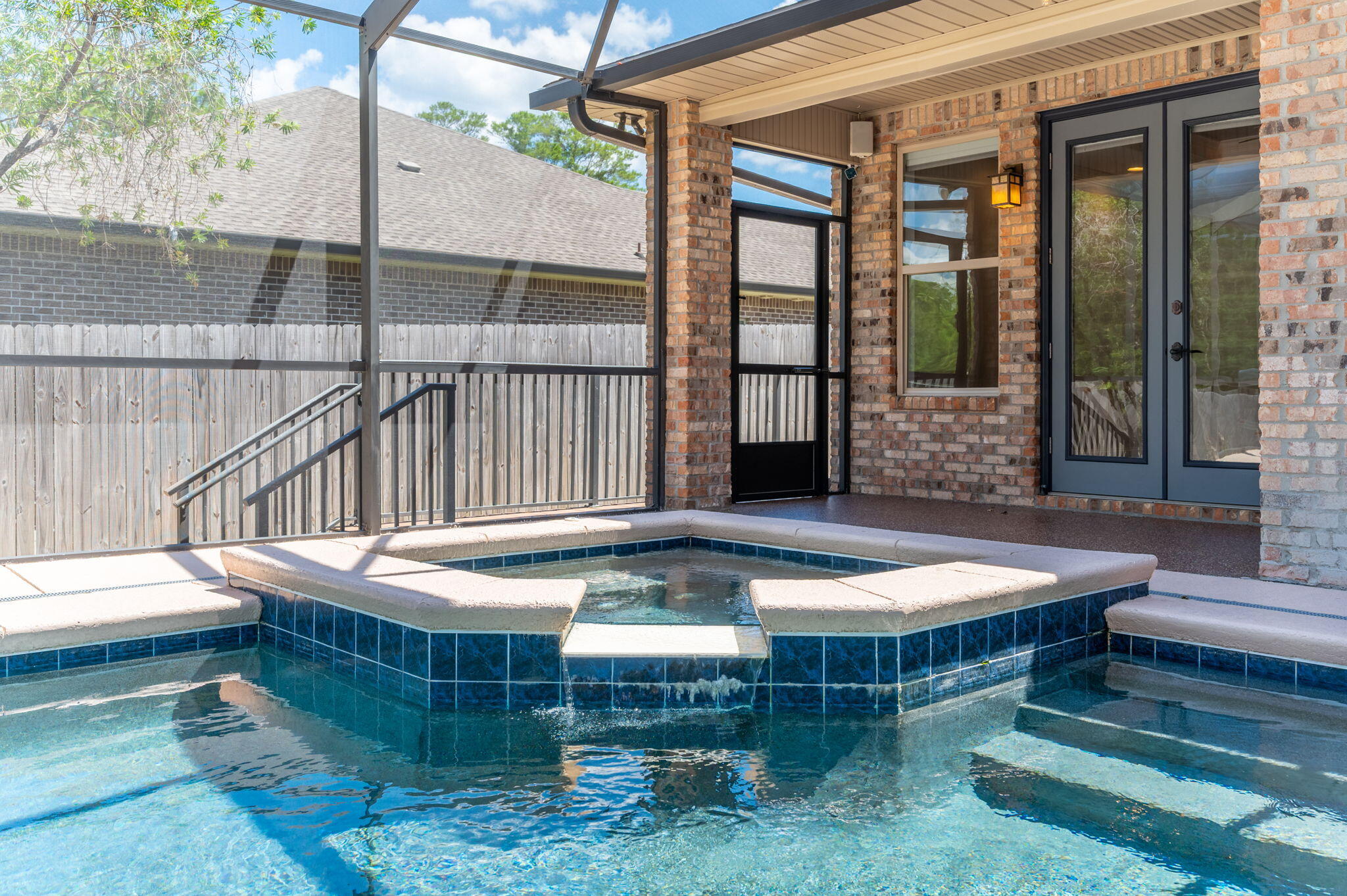 WOODLAND SHORES - Residential