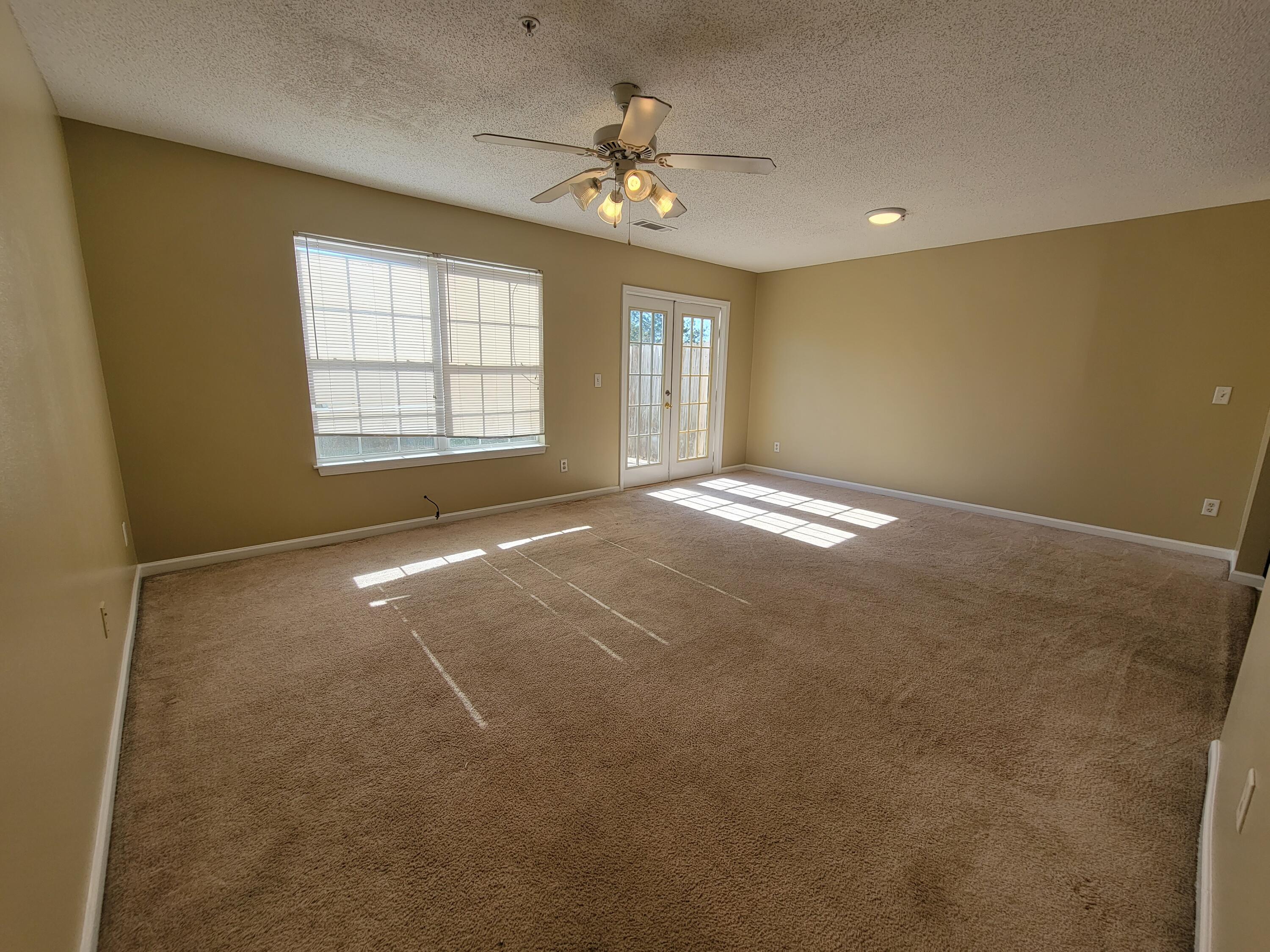 Great townhome in South Crestview. 3 beds and 2 1/2 baths. Fantastic for your new home.