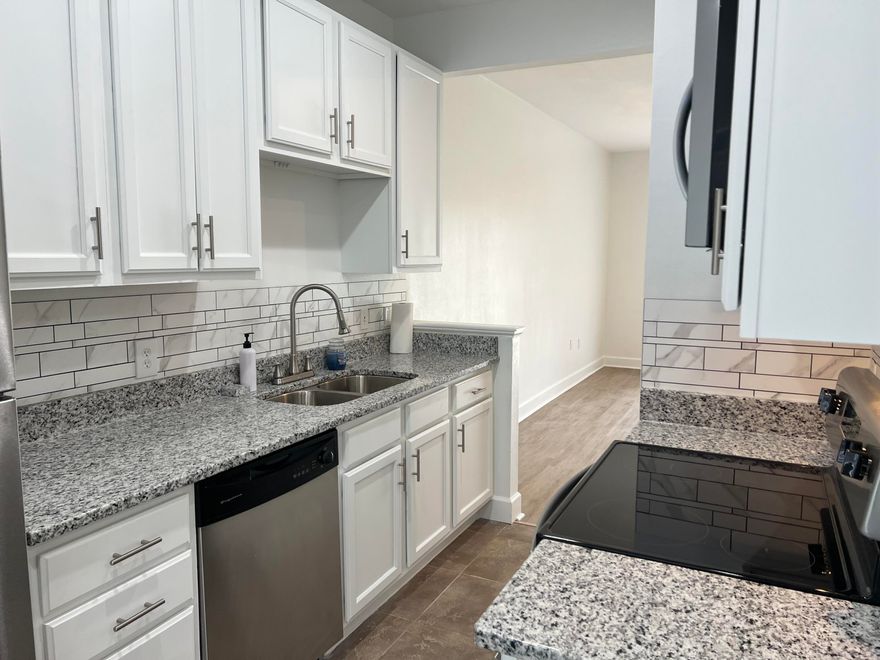 Beautifully renovated, end unit, 2 bedroom 2.5 bath townhouse at the Palms of Freeport! This spacious floor plan has been freshly painted with laminate hardwood floors in the downstairs living room area. Beautifully renovated tile kitchen, brand new stainless steel appliances, new granite countertops & freshly painted wood cabinets! Half bath located on the main floor, perfect for guests. Master bedroom is carpeted with new blinds, new ceiling fans, double closets, with a large master bathroom  includes  new granite vanity. Guest bedroom is carpet flooring, new blinds &ceiling fan. Porch has an electric retractable awning for shade on sunny days! Located across from the elementary school and within five minutes of the middle school and high schoolBrand new washer & dryer included!!!