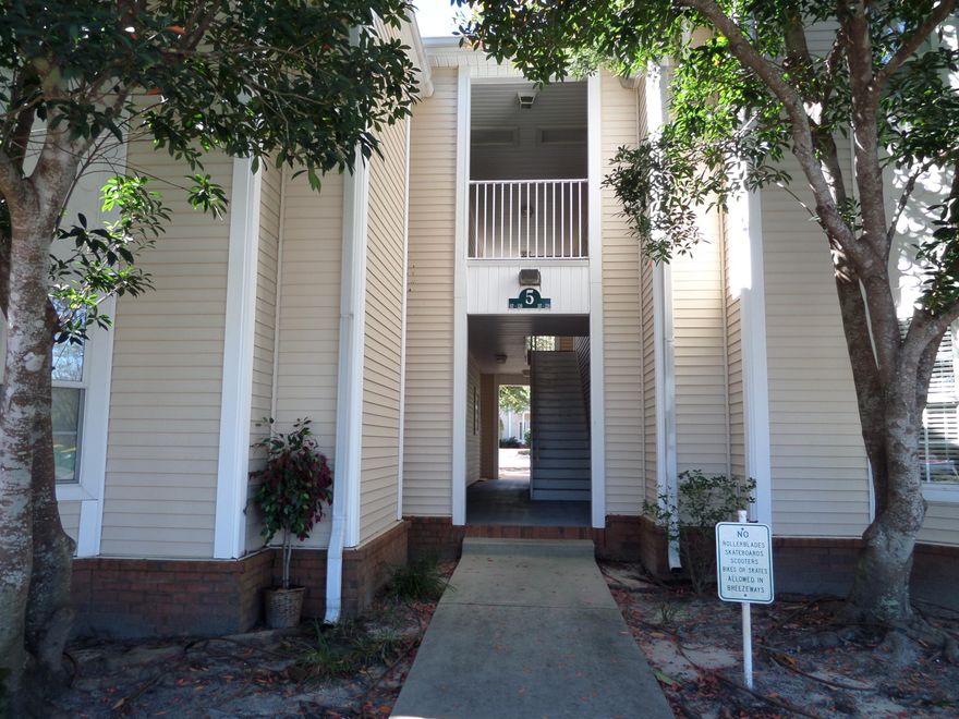 Condo is on the 2nd level.