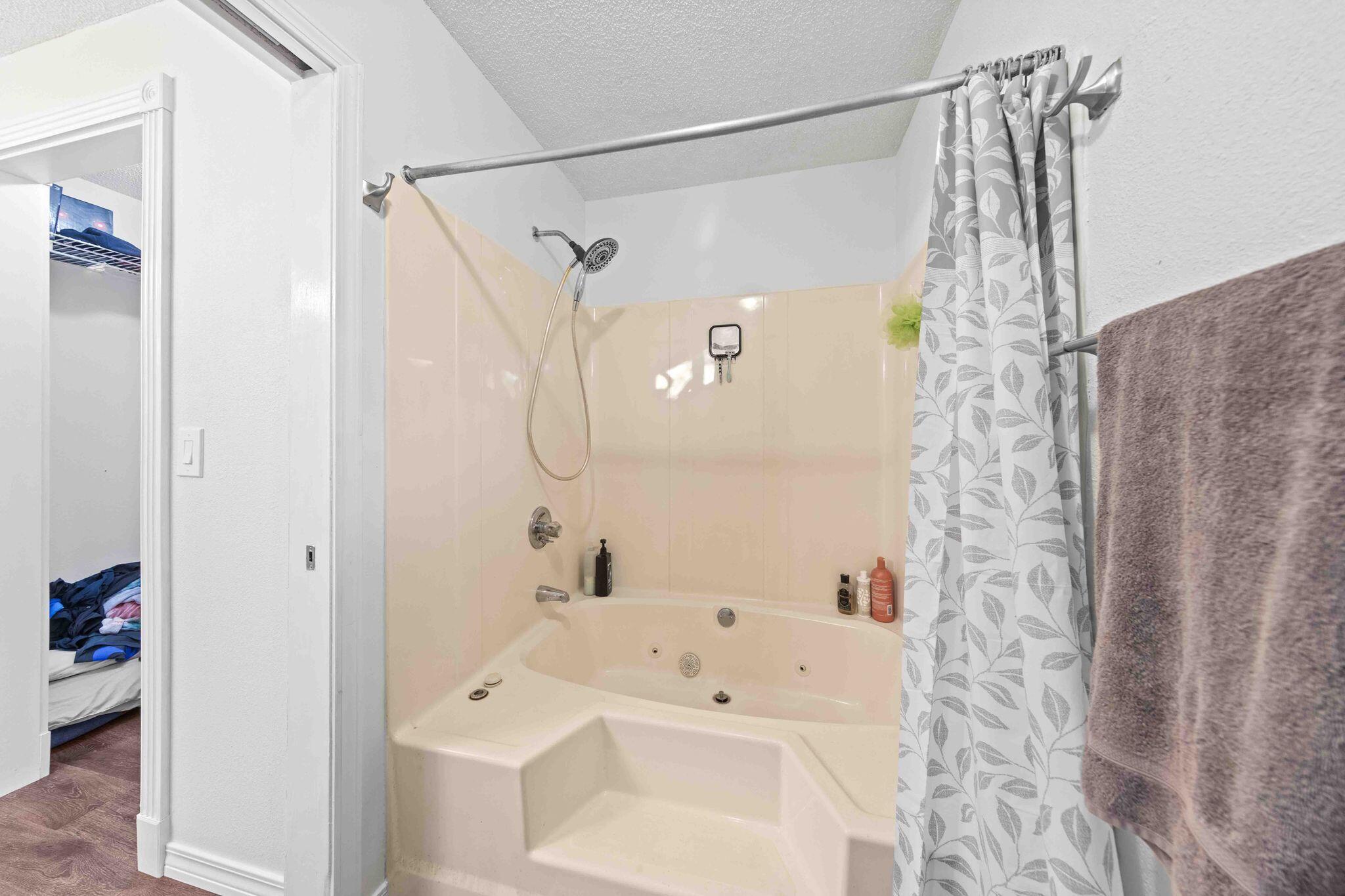 CHARLESTON OAKS - Residential