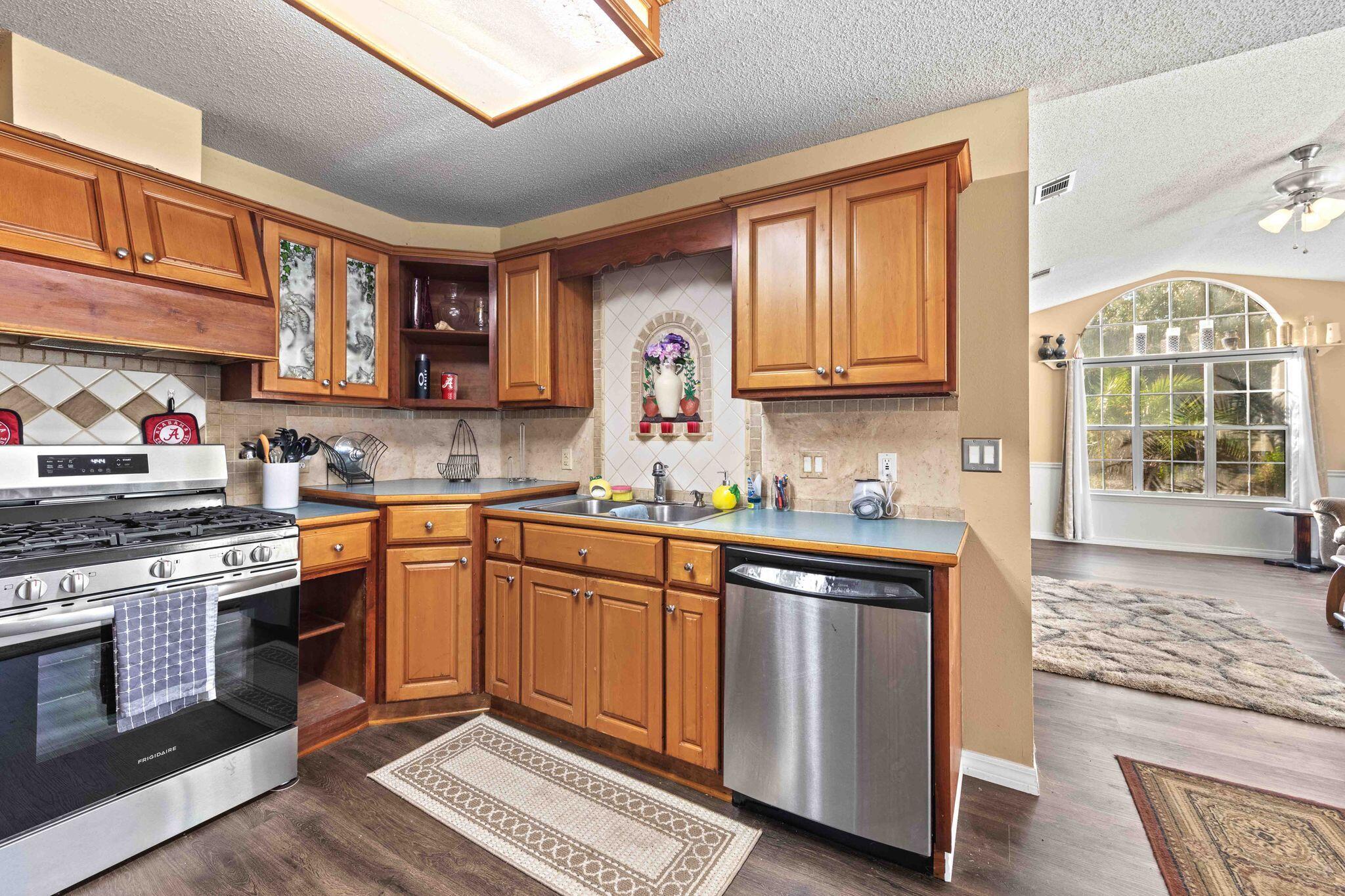 CHARLESTON OAKS - Residential