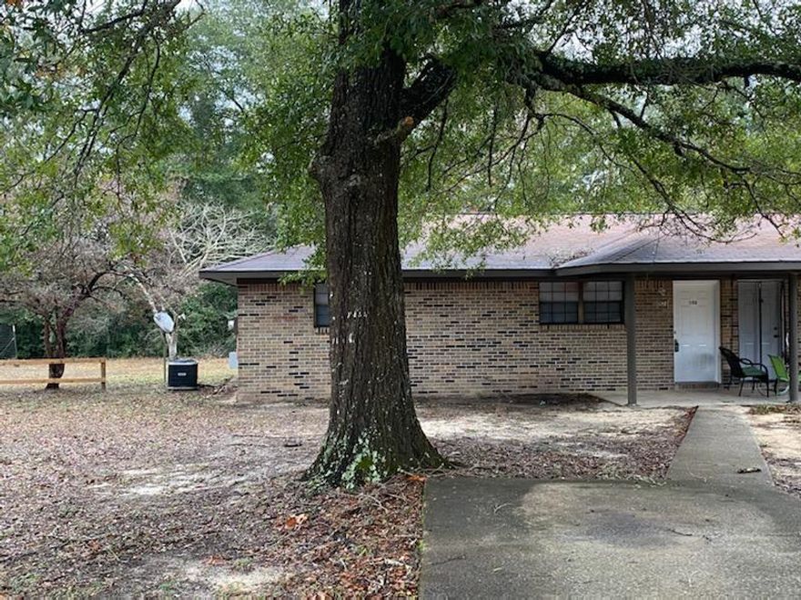 Cozy 2 Br 1 Bath duplex in heart of Defuniak. Easy drive to Highschool, Technical College, and 331 towards South Walton beaches. ~All ERA American Real Estate residents are enrolled in the Resident Benefits Package (RBP) for $35/month which includes HVAC air filter delivery (for applicable properties), credit building to help boost your credit score with timely rent payments, $1M Identity Protection, utility concierge service making utility connection a breeze during your move-in, our best-in-class resident rewards program, and much more! More details upon application.~