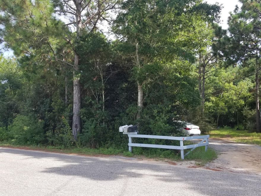 East Navarre 1.125 Acres Centrally located. Minutes from Hurlburt Field AFB, Beaches and shopping. Great Building Lot .