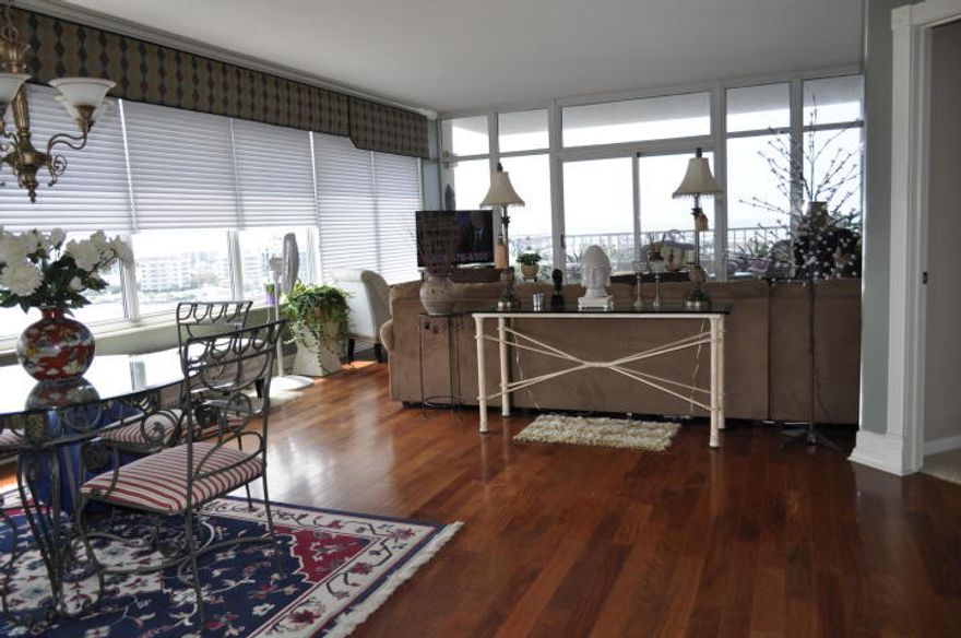 Spectacular view of the harbor. Kitchen has been updated with beautiful cabinets and new appliances. Downstairs lobby, common & recreation areas are being completely updated with modern/contemporary finishes. Lots of amenities including a gym and a pool. Unit has a storage area.Unit being sold unfurnished, Tenant with lease till Nov 2018, very good about showing. Boat slip sold seperately