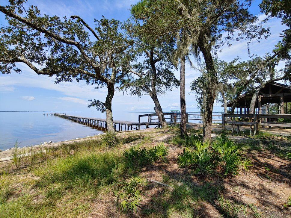 HAMMOCK BAY/Steamboat Landing - Land