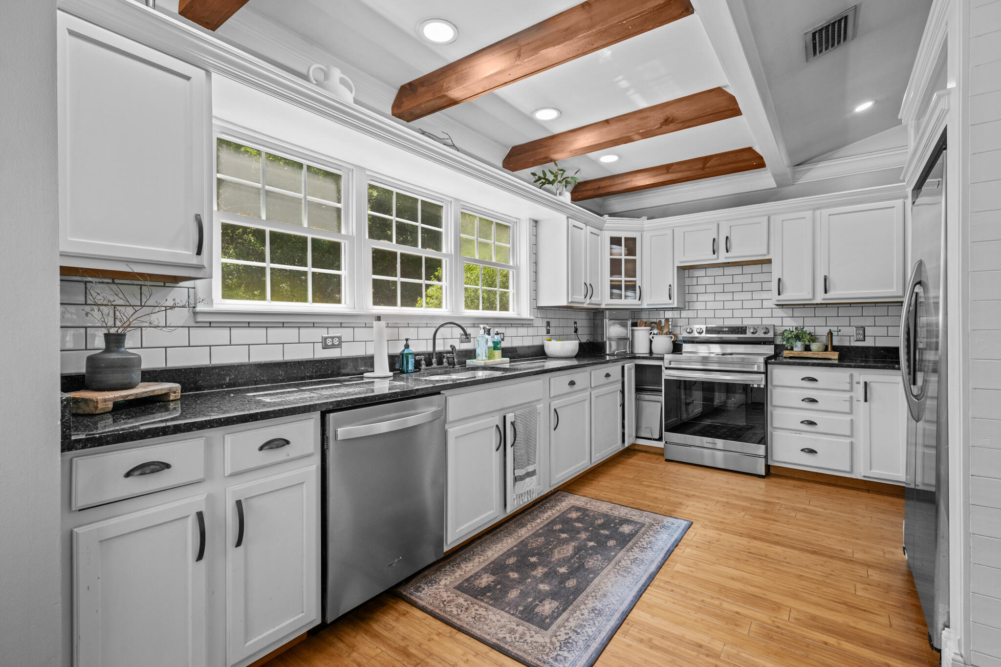 COUNTRY CLUB MANOR - Residential