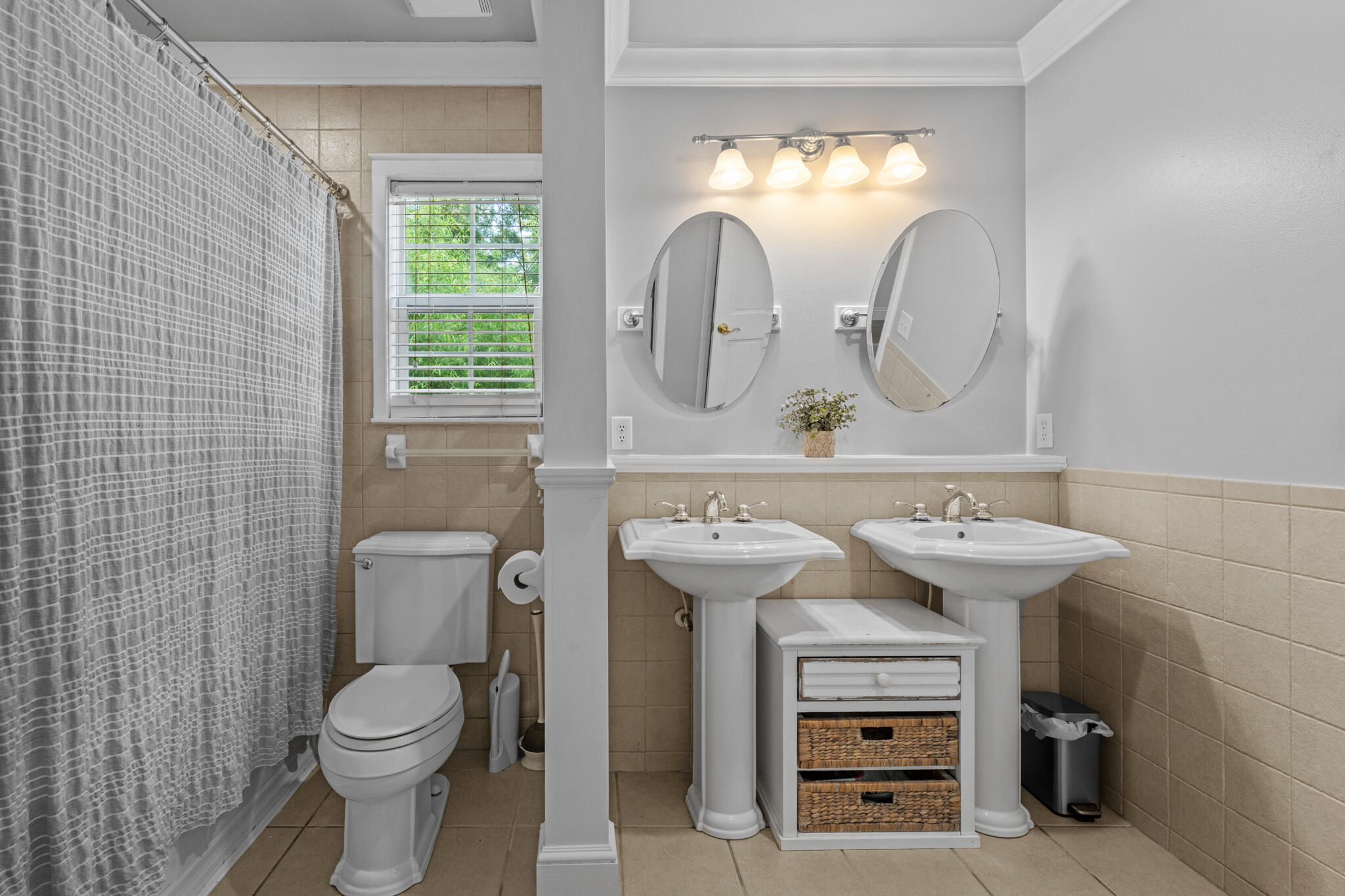 COUNTRY CLUB MANOR - Residential