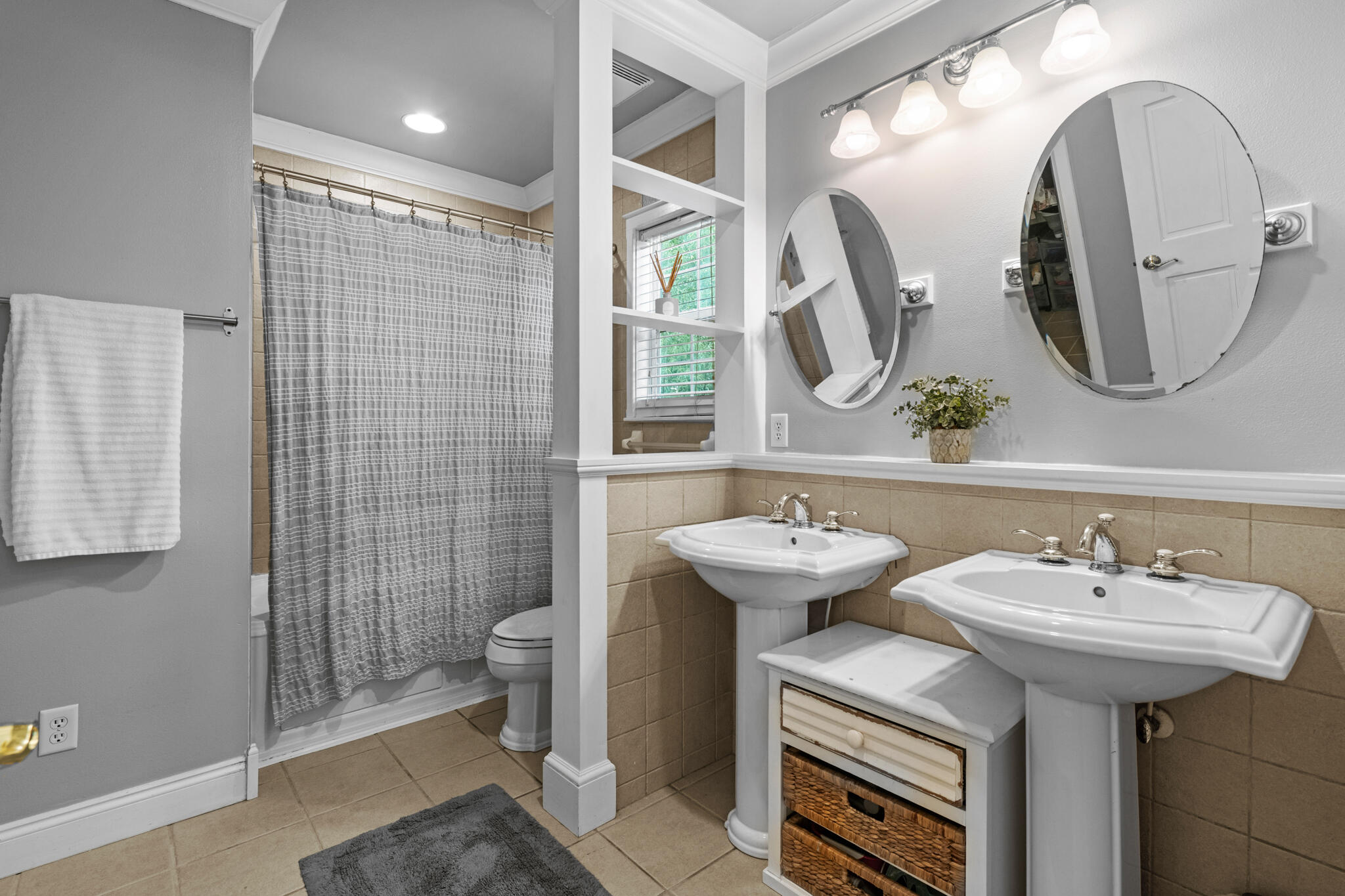 COUNTRY CLUB MANOR - Residential