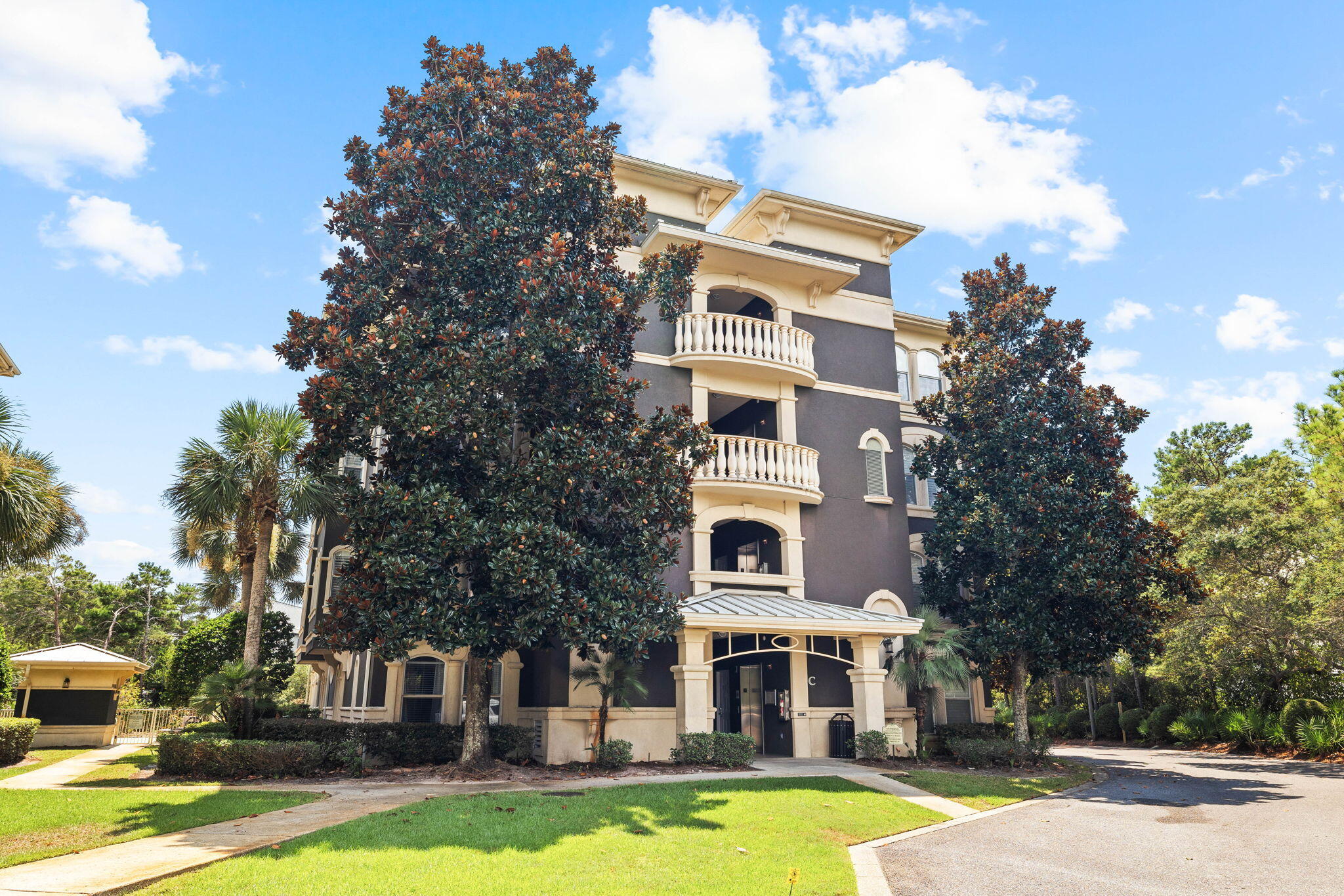 SEAVIEW VILLAS - Residential
