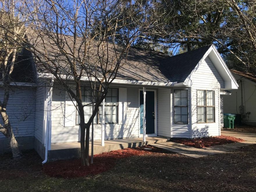 Great 3 bedroom 2 bath home for sale in Crestview! Tall ceilings, beam in living room, roomy kitchen/dining combo with new granite countertops! Property will be receiving new appliances. One car garage. Large back yard. NEW ROOF! Vacant and easy to show.
