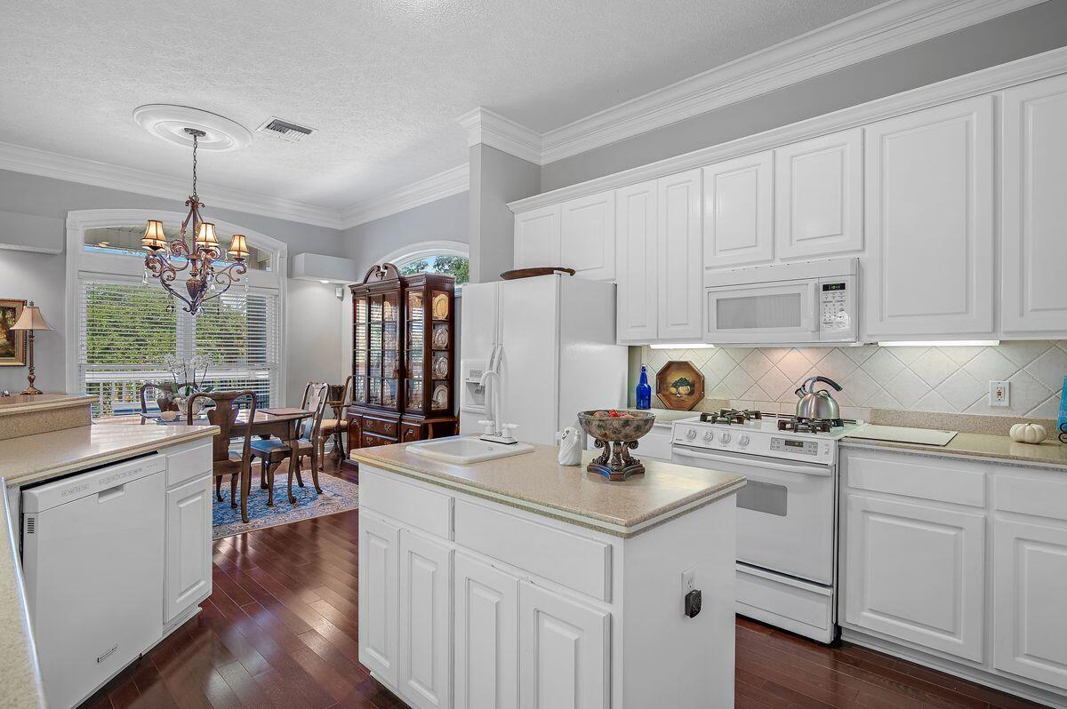 LAKEWOOD POINTE ESTATES - Residential