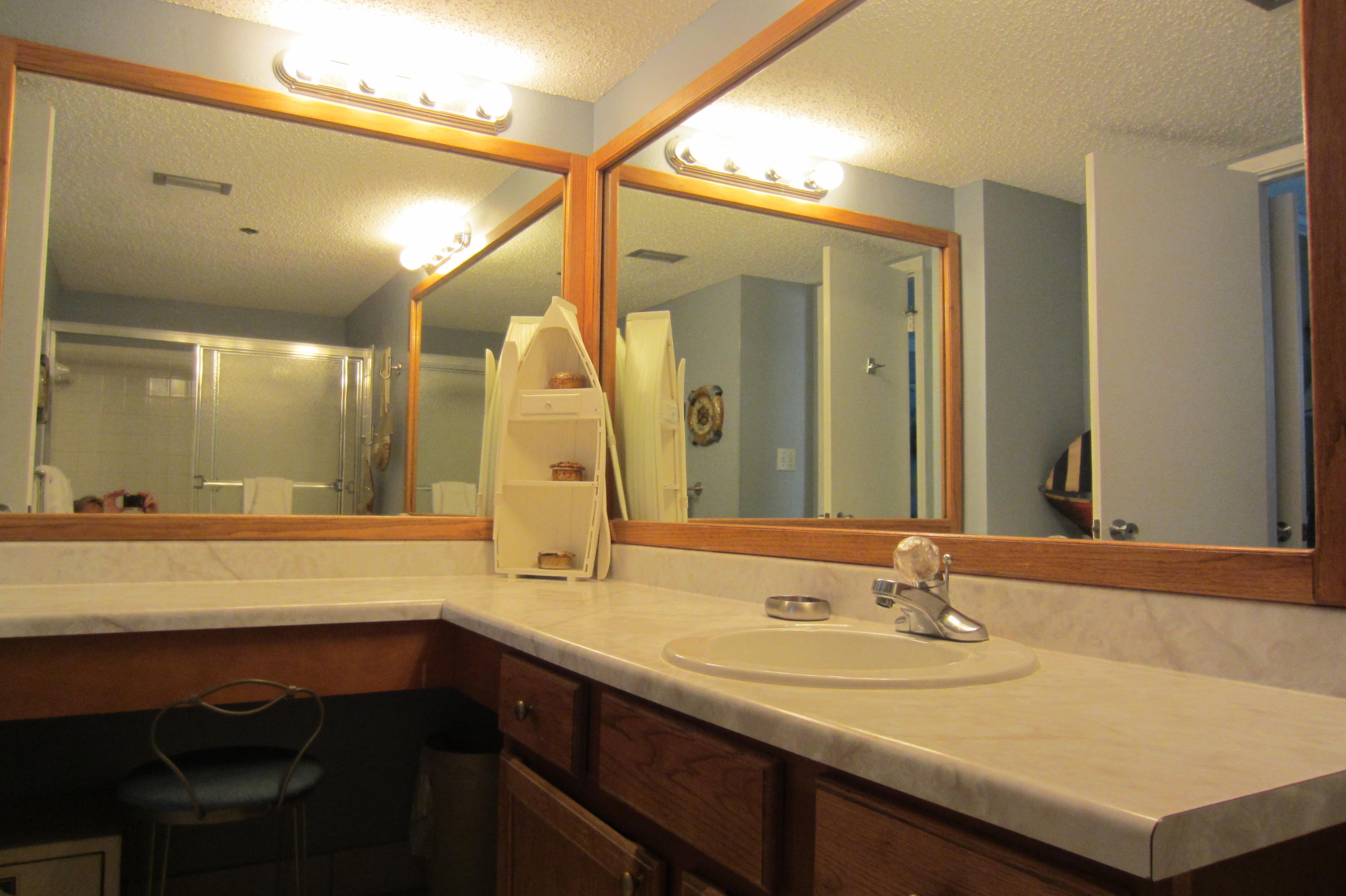 ISLANDER CONDO - Residential