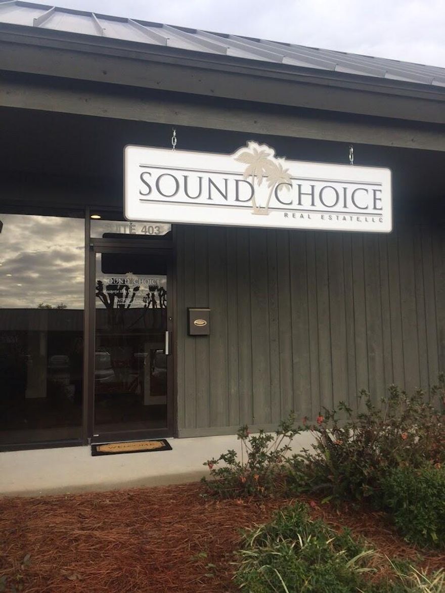 Located in popular Merchant's Walk in Bluewater Bay. Board meeting room, lobby area, large executive office, kitchenette, and one bathroom. Beautifully remodeled with LVP flooring throughout, modern sliding barn doors, and built-in reception desk adorned with shiplap.