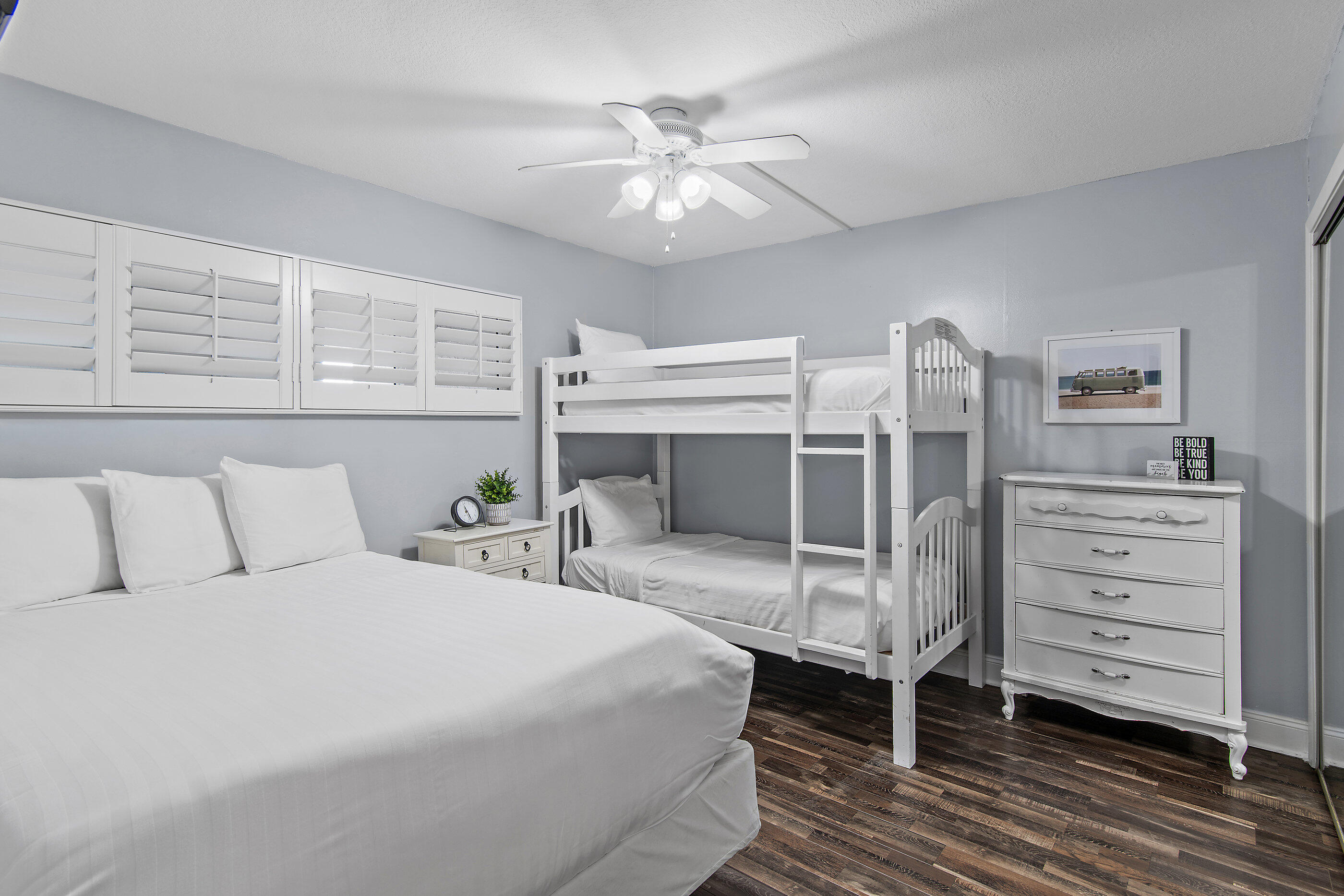 HOLIDAY SURF & RACQUET CLUB - Residential