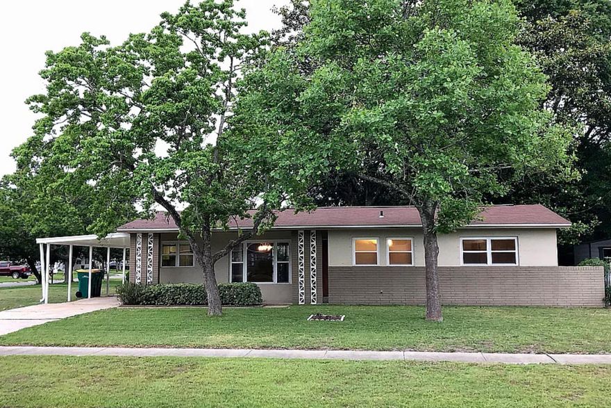 Well maintained home on a large CORNER LOT with carport and fenced back yard. Large tiled living area open to kitchen, 3 bedrooms, 2 full baths. 2 blocks off Hwy 98, 5 minutes east of Hurlburt. No Smokers. Hot water heater and furnace are gas. Utility room off kitchen has the washer/dryer hookups.List of updated items:2019 - Fresh interior paint. Same light neutral color throughout2019 - NEW ROOF, warranty against leaks until 20242017 - New hot water heater (gas)2016 - New dishwasher2016 - NEW A/C2010 - All new vinyl windows