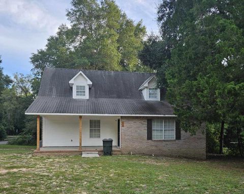 A home in DeFuniak Springs