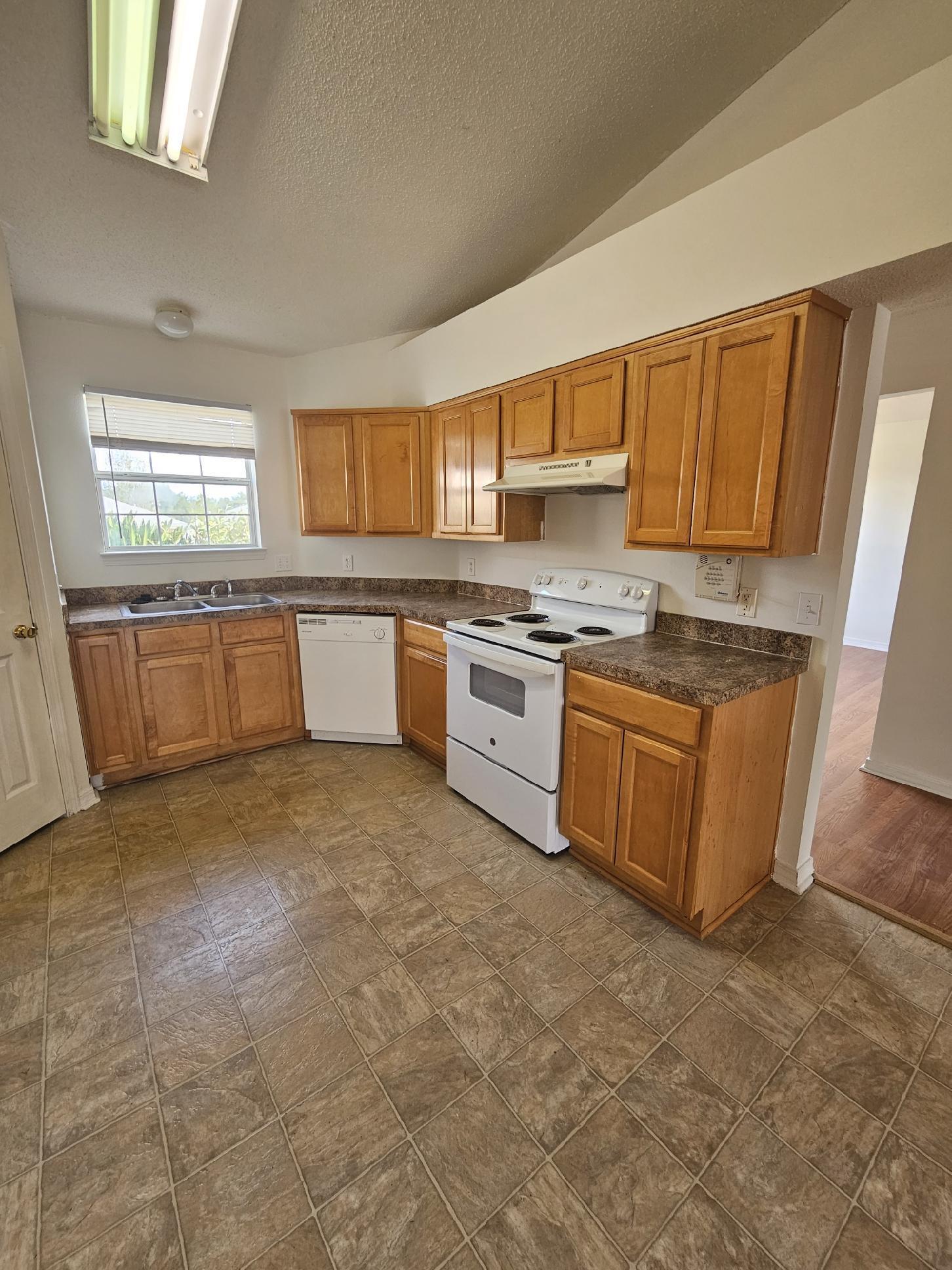 REDSTONE ESTATES - Residential Lease
